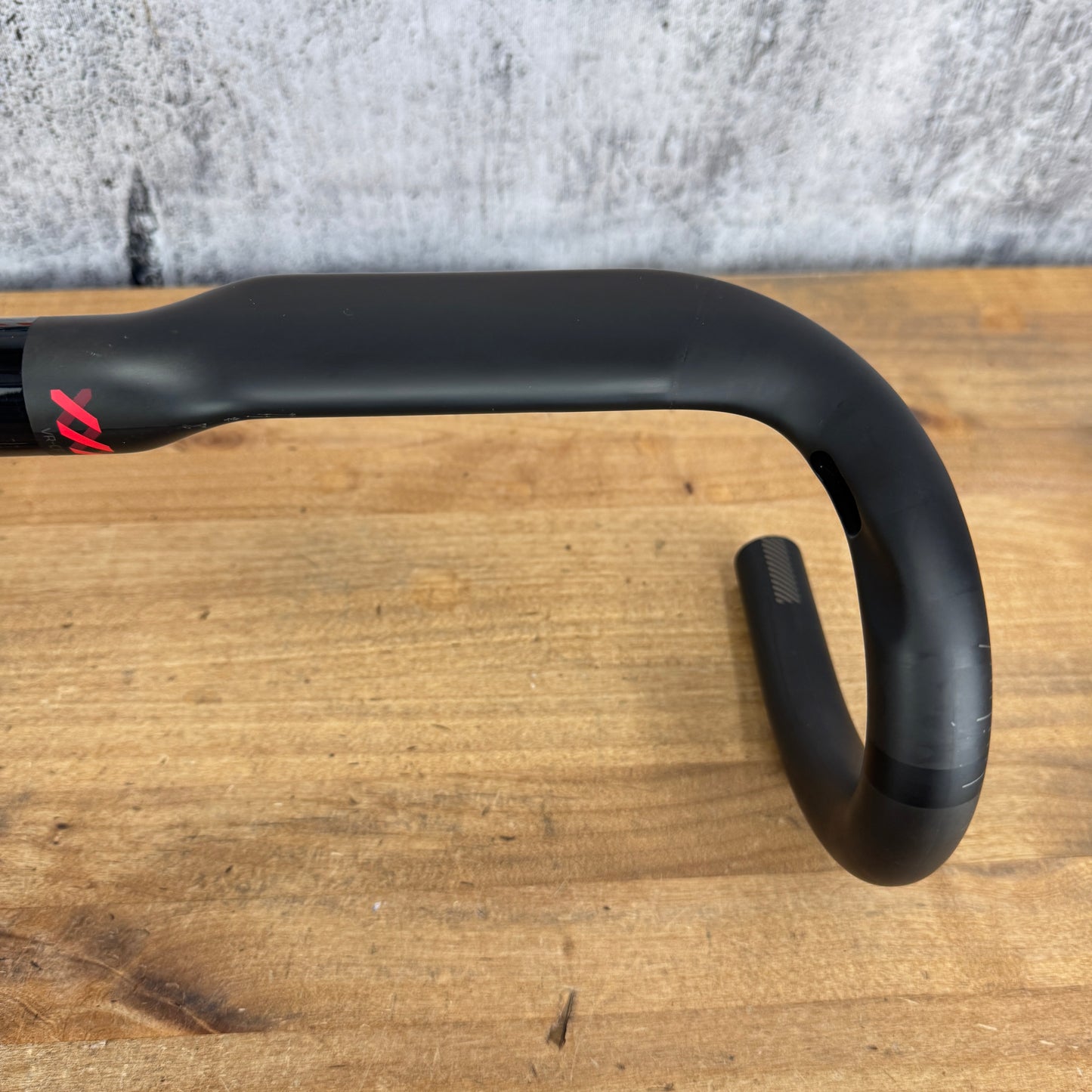 Bontrager XXX VR-CF Aero Carbon 31.8mm 44cm Bike Drop Handlebar 245g