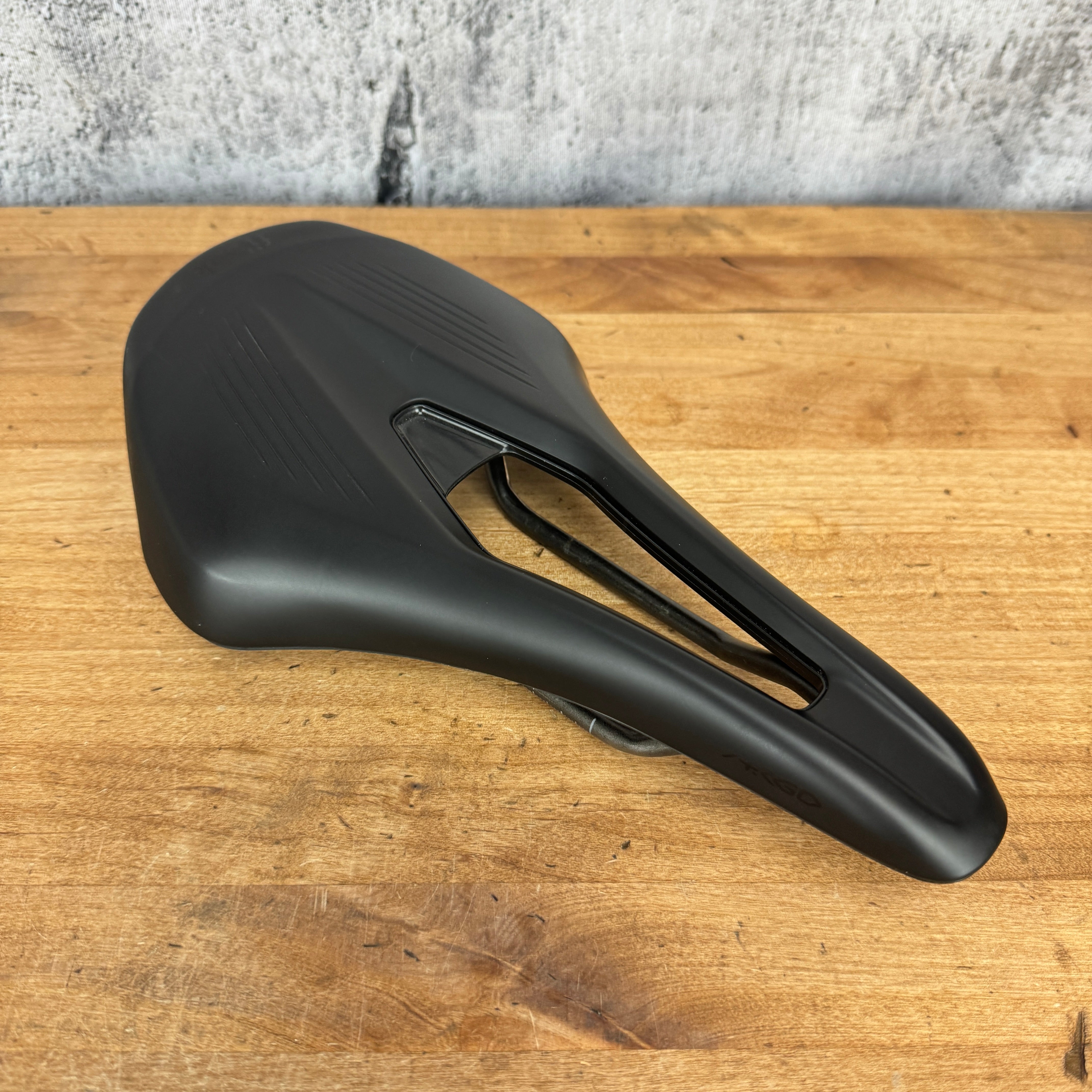 fi'zi:k ( フィジーク ) サドル ARGO VENTO R1 ( アルゴ