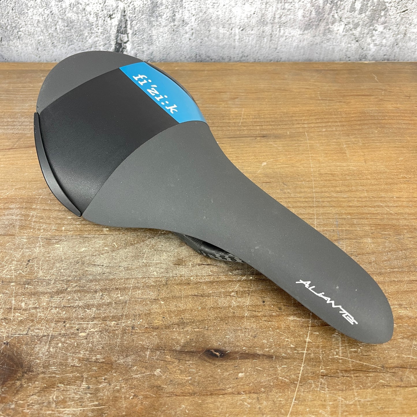 Fizik Aliante R3 8x10mm Carbon Rails 138mm Road Bike Saddle 189g