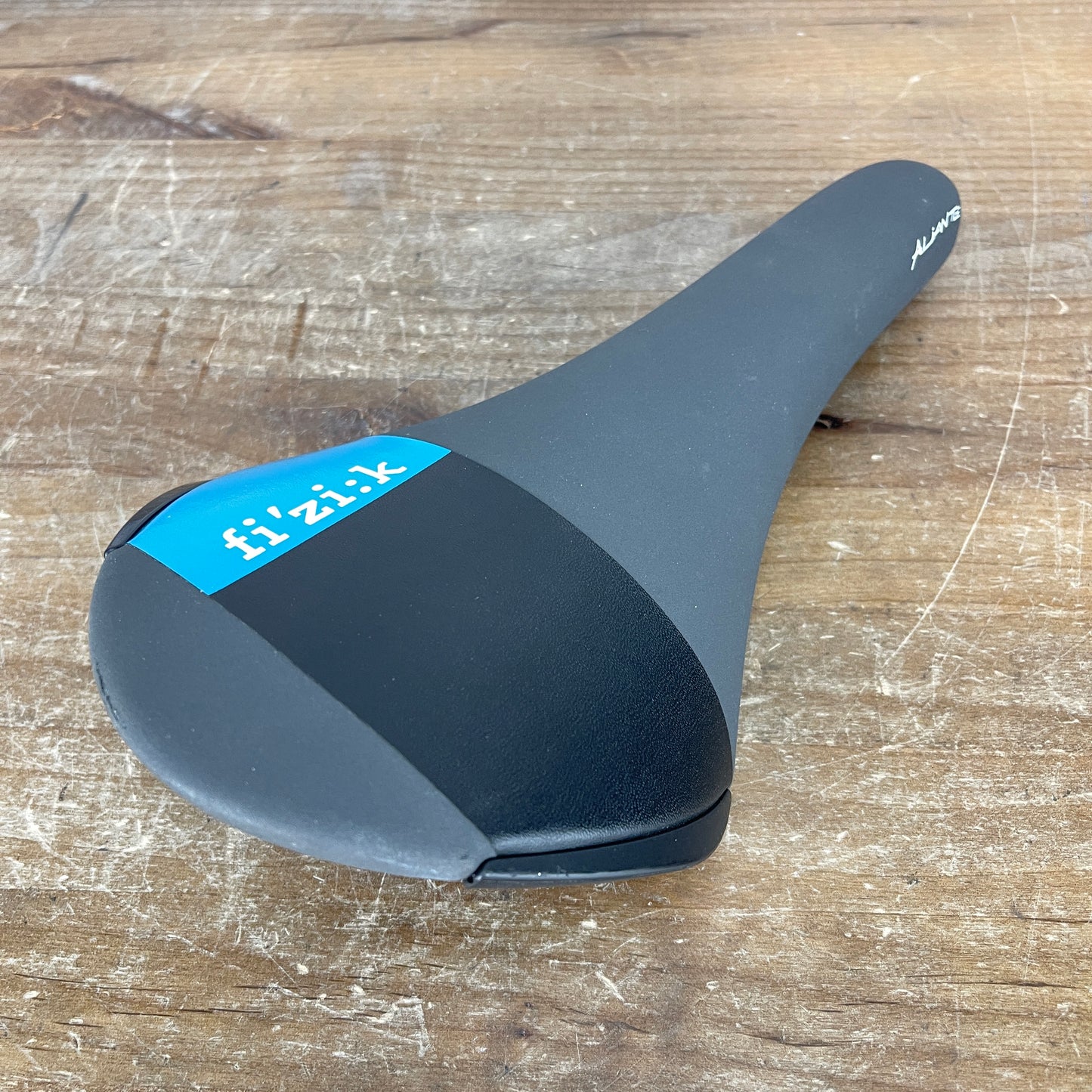 Fizik Aliante R3 8x10mm Carbon Rails 138mm Road Bike Saddle 189g