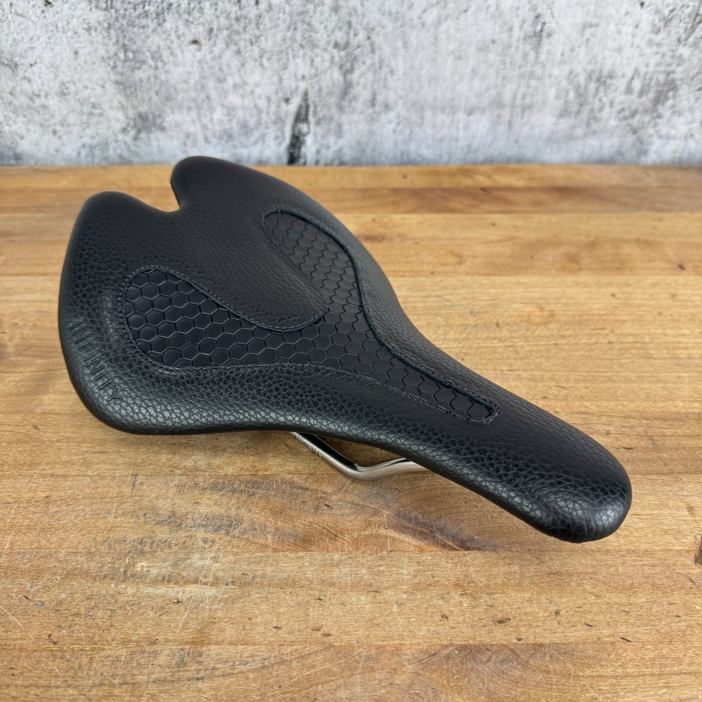 New! Infinity Elite E1X Black Leather 7x7mm Stainless Rails Comfort Bike Saddle