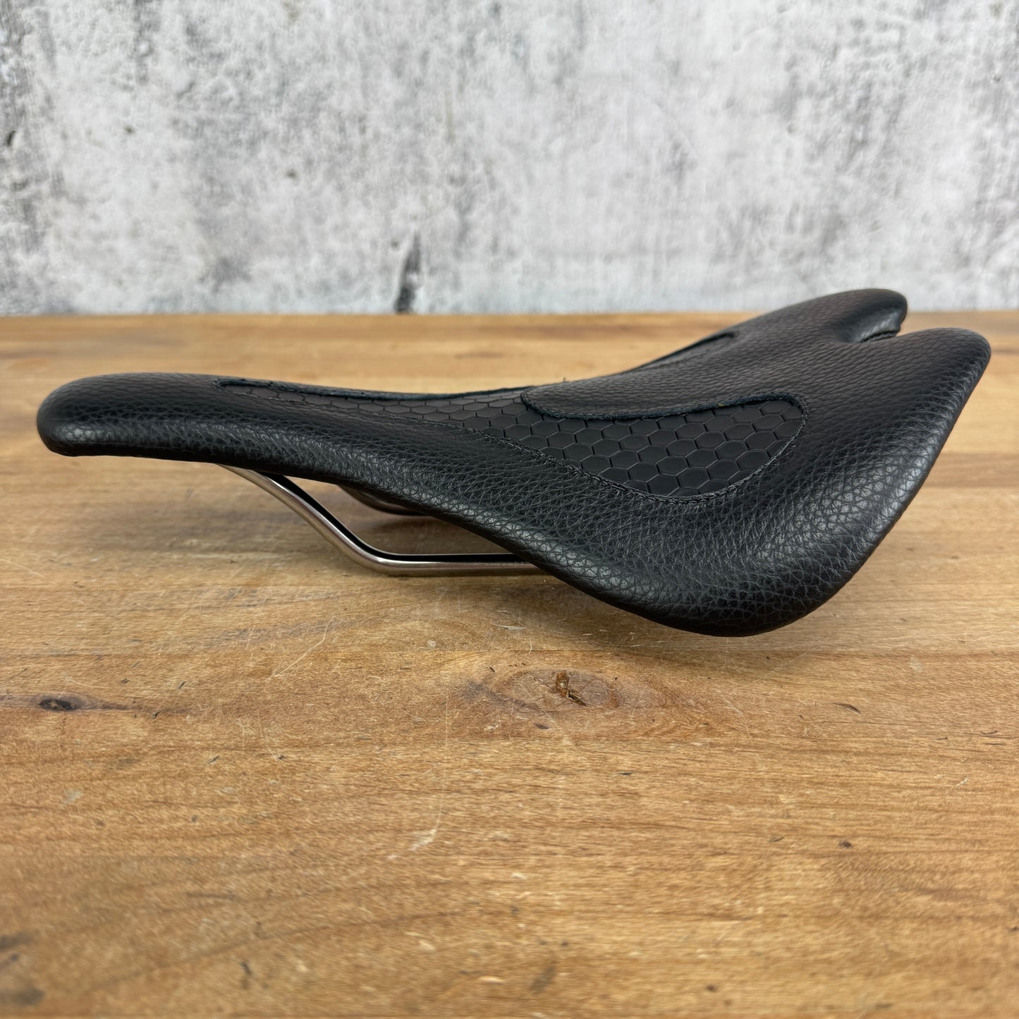 New! Infinity Elite E1X Black Leather 7x7mm Stainless Rails Comfort Bike Saddle