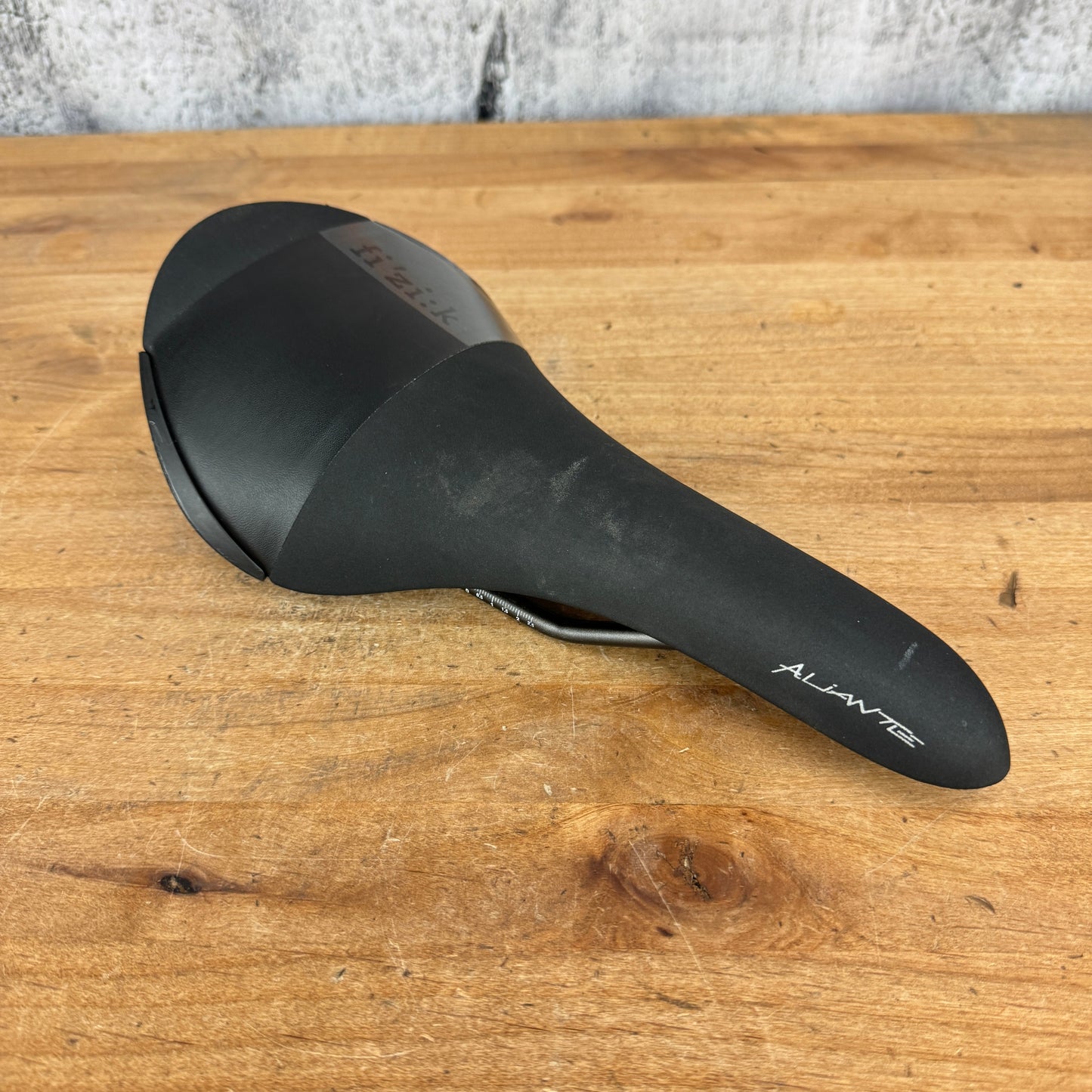 Low Mile! Fizik Aliante R5 Kium 7x7 Alloy Rails 135mm Saddle 225g