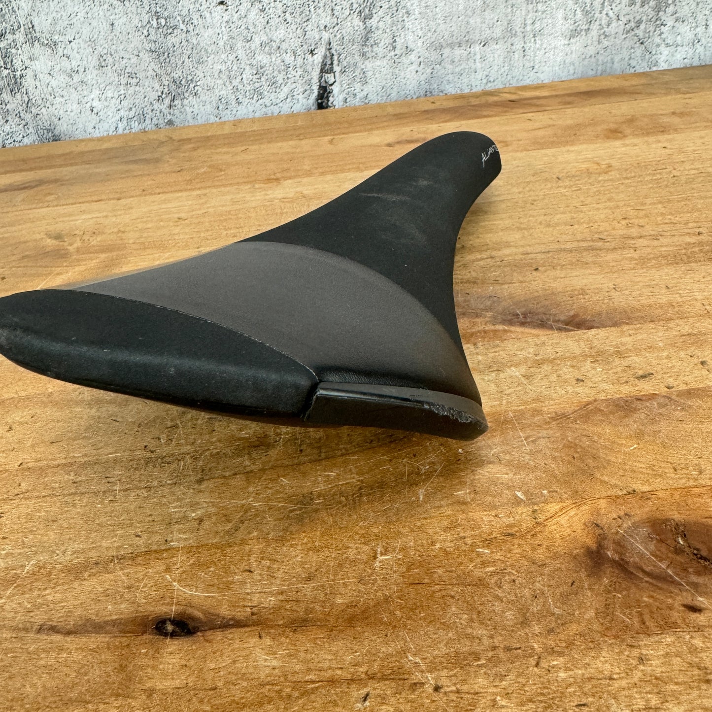 Low Mile! Fizik Aliante R5 Kium 7x7 Alloy Rails 135mm Saddle 225g