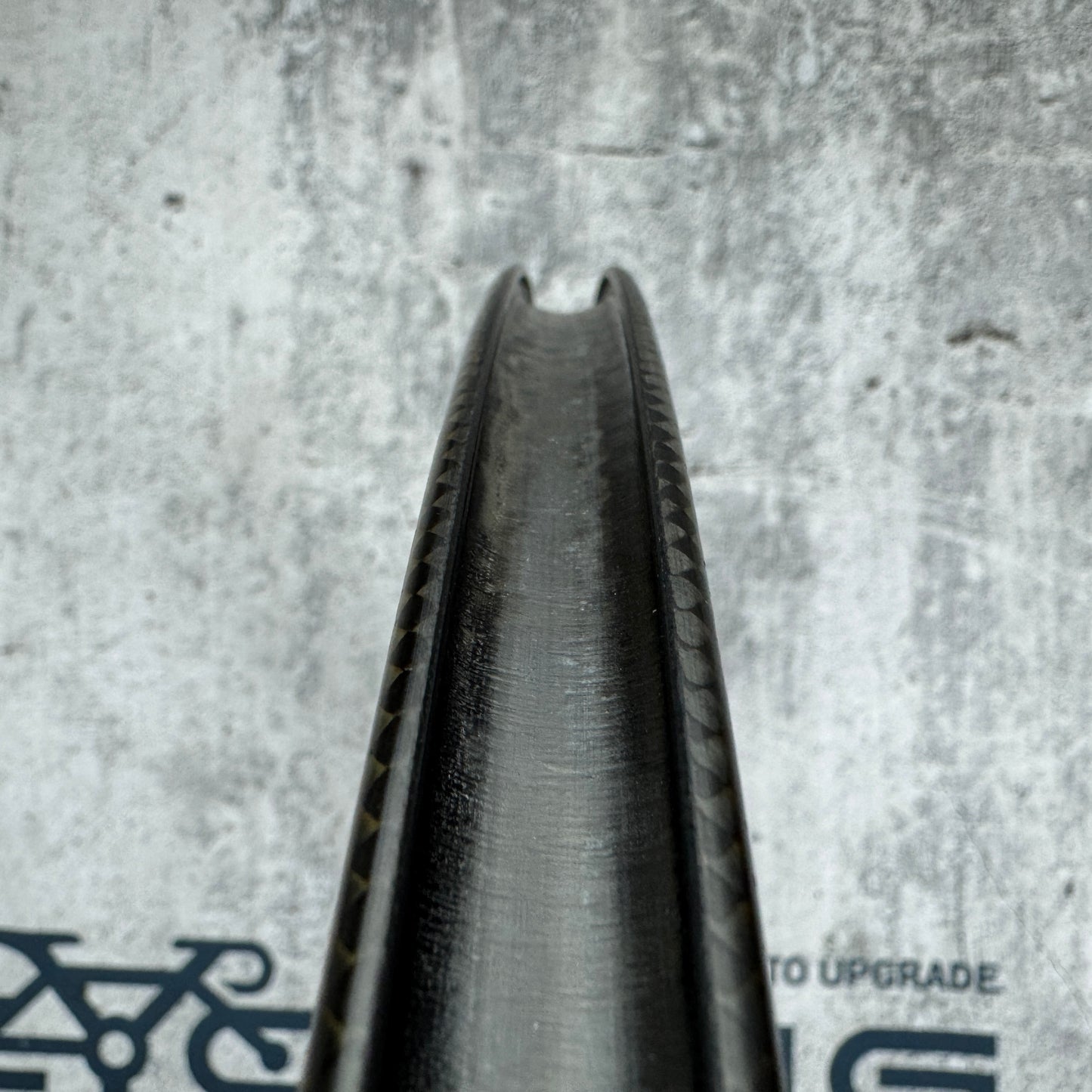 Lightweight Fernweg Carbon Clincher Front Wheel 700c Rim Brake 707g *Damaged