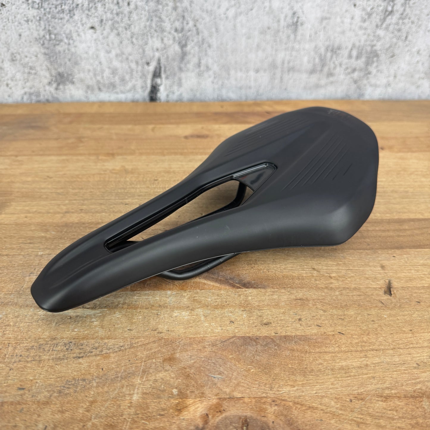Low Mile! Fizik Argo Vento 140mm 7x7mm Kium Rails Bike Saddle 236g