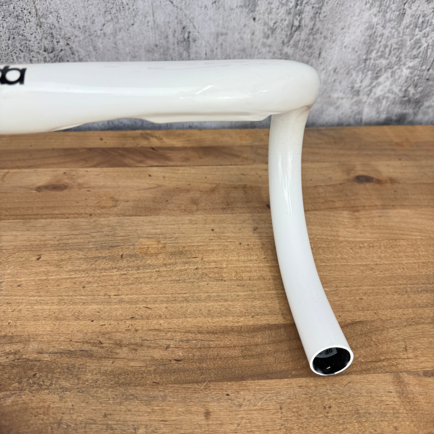 Deda Elementi Presa Carbon 46cm (44cm c-c) 31.8mm White Bike Handlebar 255g
