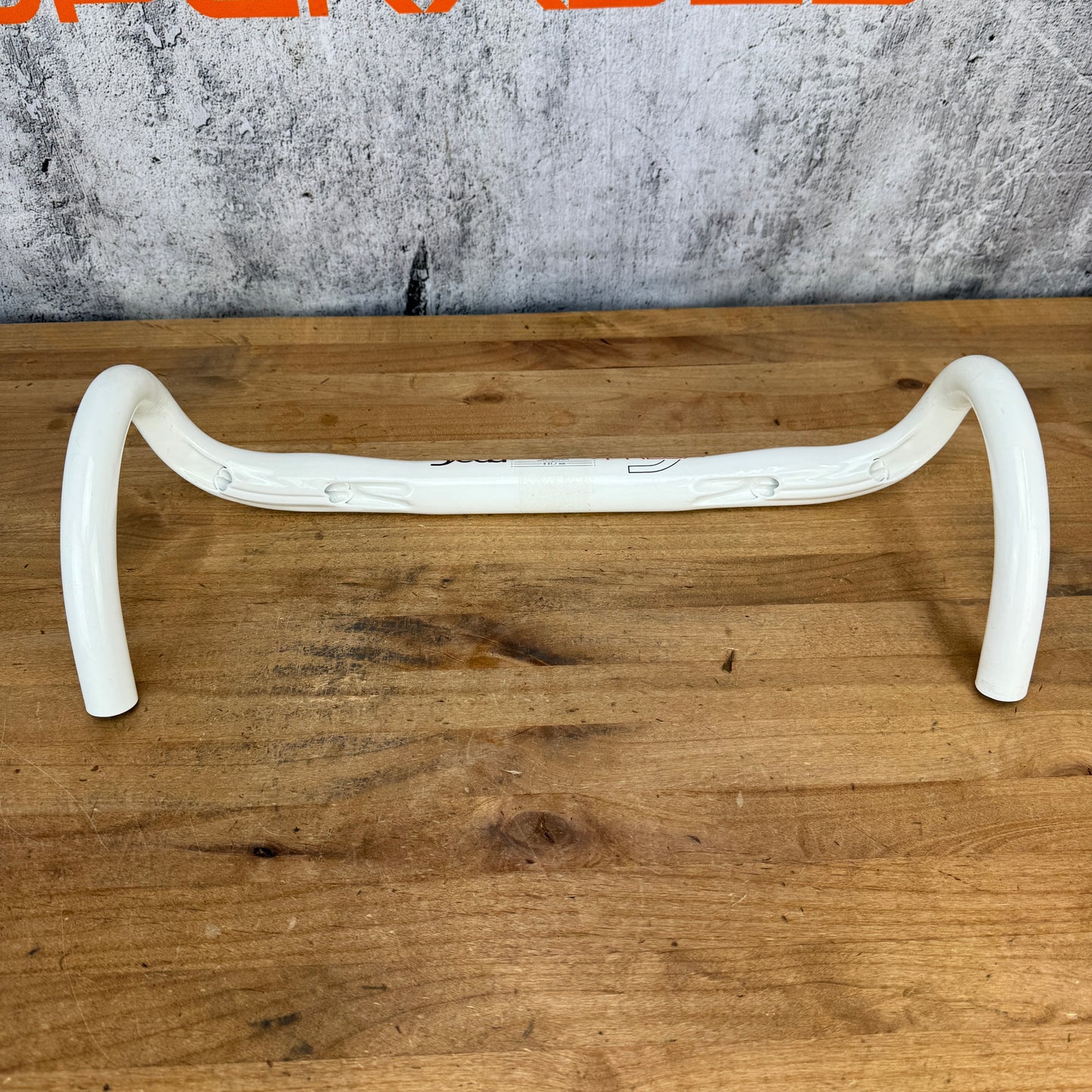 Deda Elementi Presa Carbon 46cm (44cm c-c) 31.8mm White Bike Handlebar 255g
