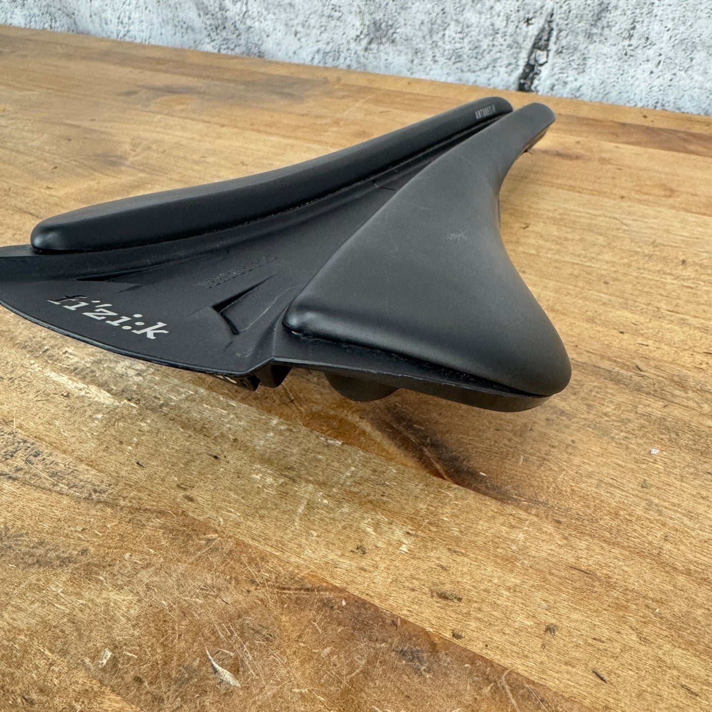 Low Mile! Fizik Antares R1 7x10mm Oval Carbon Rails 139mm Bike Saddle 172g