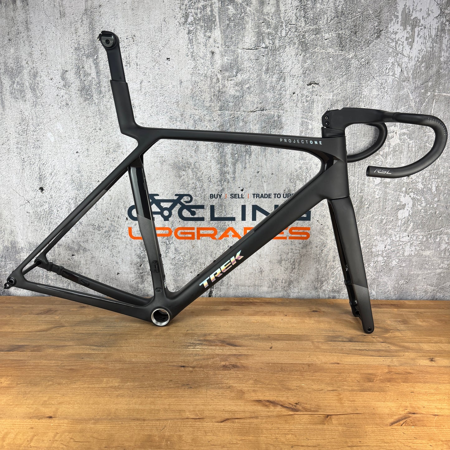 Low Mile! 2025 Trek Madone SLR Gen 8 900 OCLV Large Carbon Disc Frameset 700c