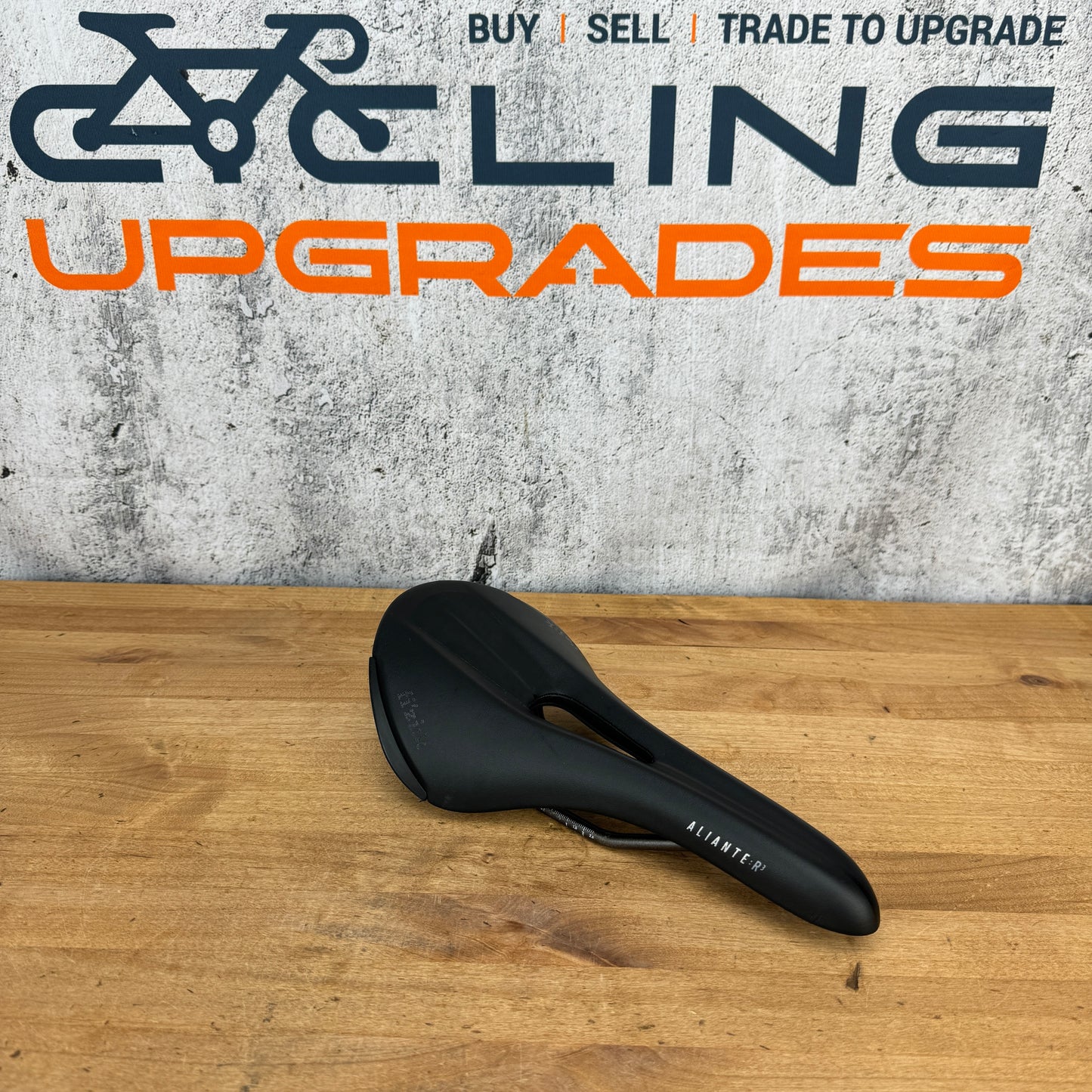 Fizik Aliante R3 Open Regular 7x7mm Kium Rails 140mm Bike Saddle 237g