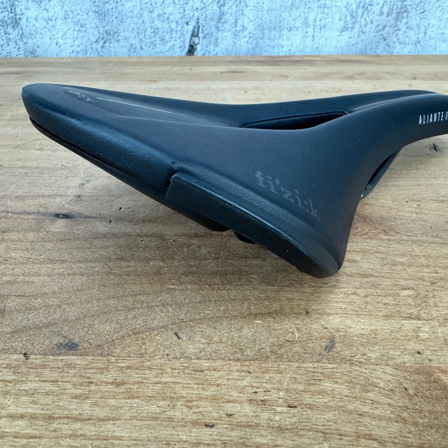 Fizik Aliante R3 Open Regular 7x7mm Kium Rails 140mm Bike Saddle 237g