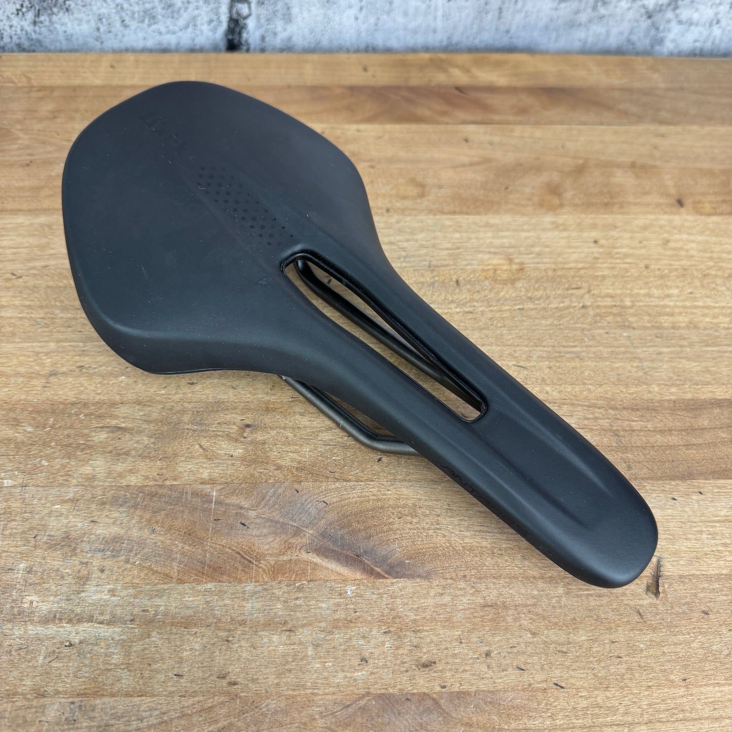 Low Mile! Fizik Antares R3 140mm 7x7mm Kium Rails Bike Saddle 205g