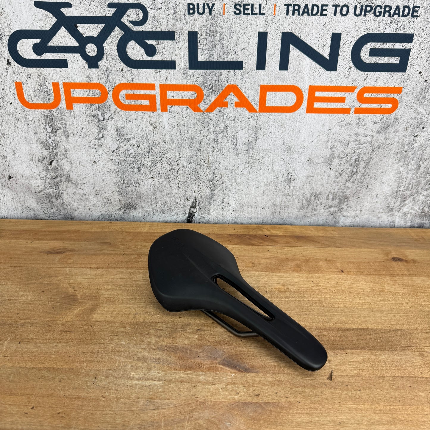 Low Mile! Fizik Antares R3 140mm 7x7mm Kium Rails Bike Saddle 205g