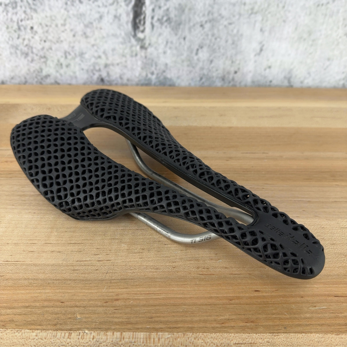 Low Mile! Selle Italia SLR Boost 3D 130mm 7x7mm Round Rails Bike Saddle 199g — photo 1 of 8