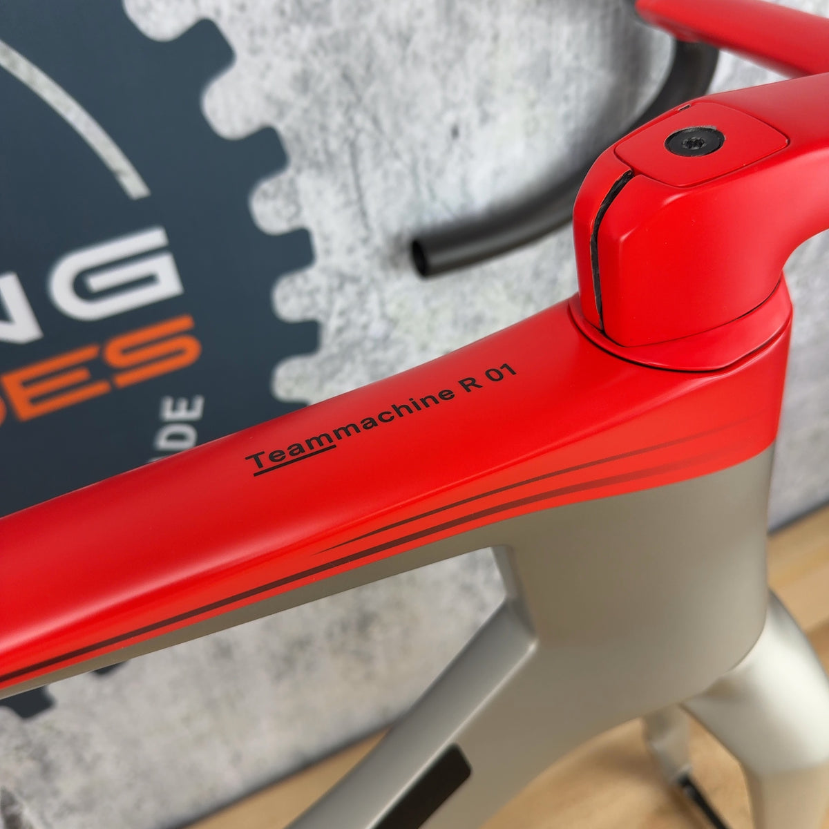 Mint! 2026 BMC Teammachine R 01 54cm Carbon Arctic Silver / Neon Red Frameset — photo 7 of 14
