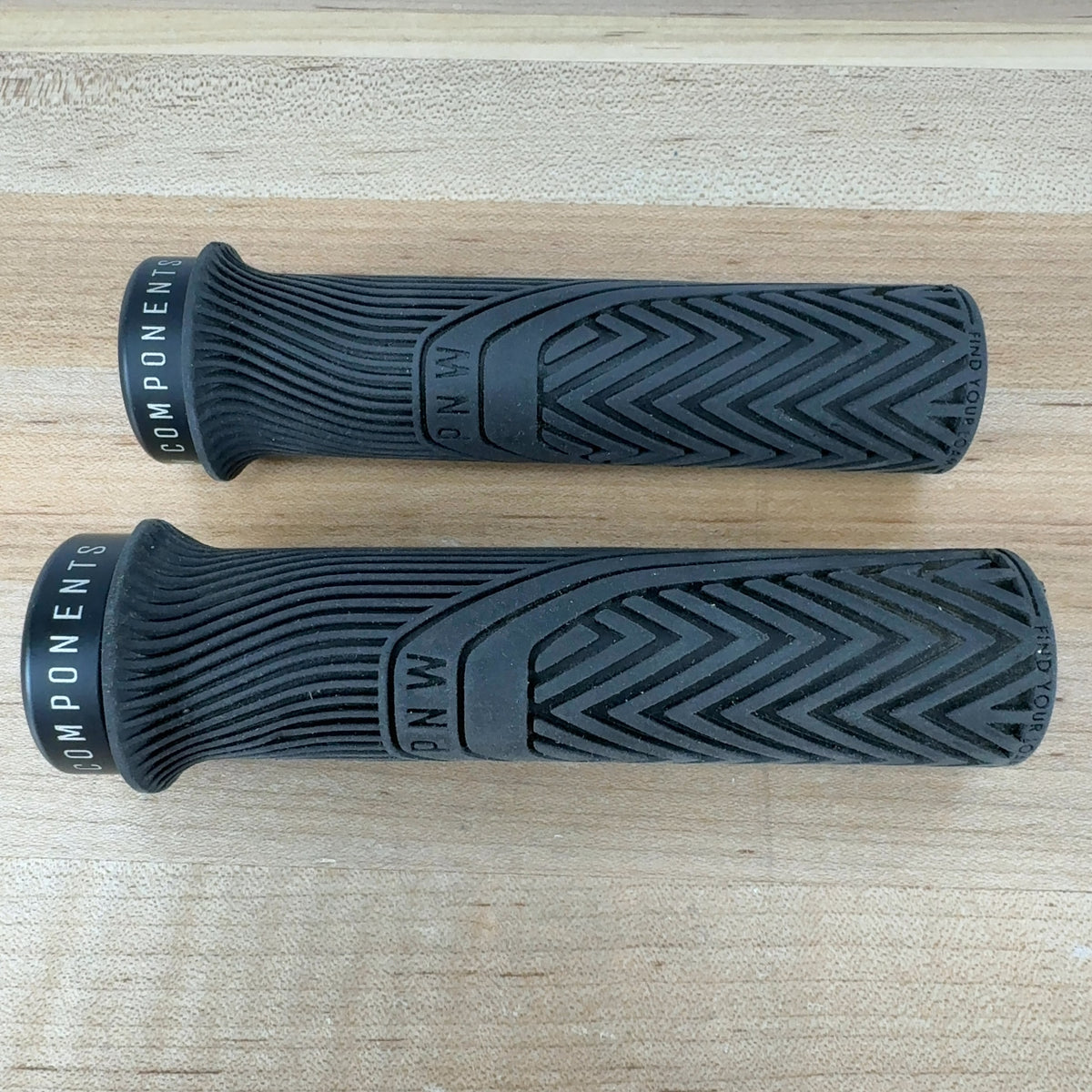 Light Use! PNW Loam Regular Mountain Bike Blackout Black Grips — photo 1 of 4