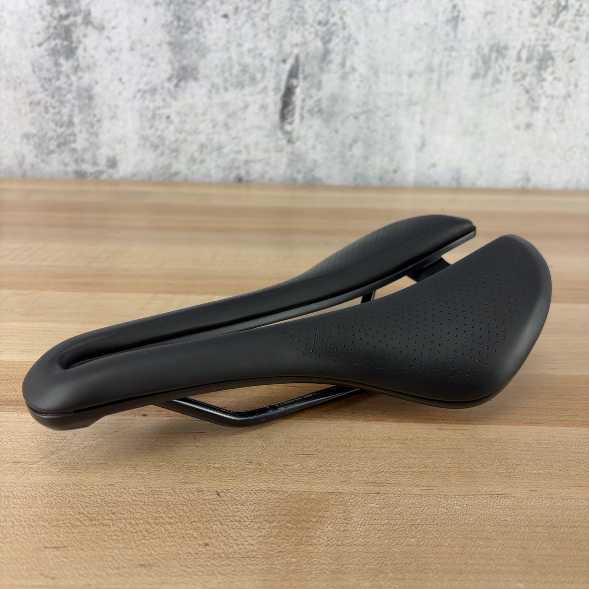 Low Mile! Bontrager Aeolus Elite 145mm Saddle — photo 2 of 5