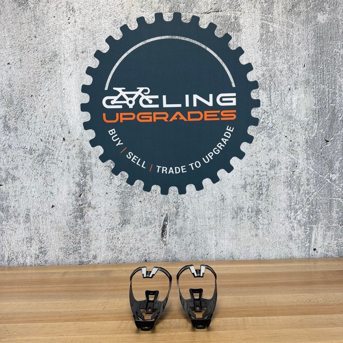 Low Mile! Elite Vico Carbon Black/White Water Bottle Cages — photo 2 of 7
