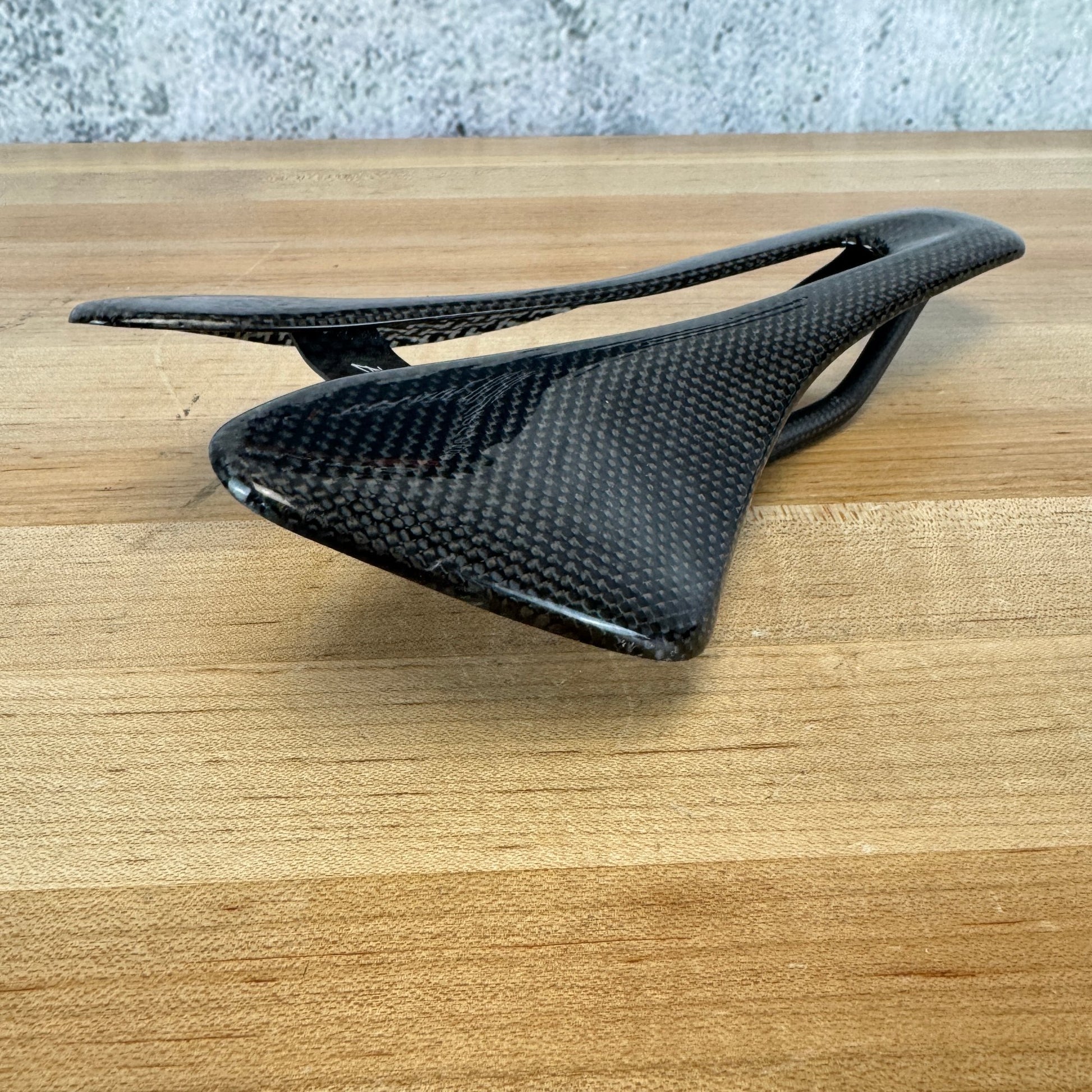 Light Use! Berk Lupina Short Full Carbon Glossy 144mm 7x9mm Bike Saddle 72g