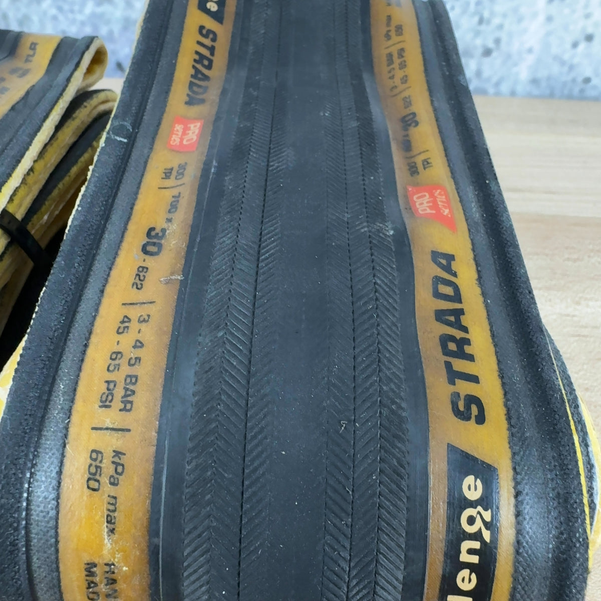 Low Mile! Pair Challenge Strada Pro 700c x 30mm Tubeless Tanwall Tires 642g — photo 4 of 5