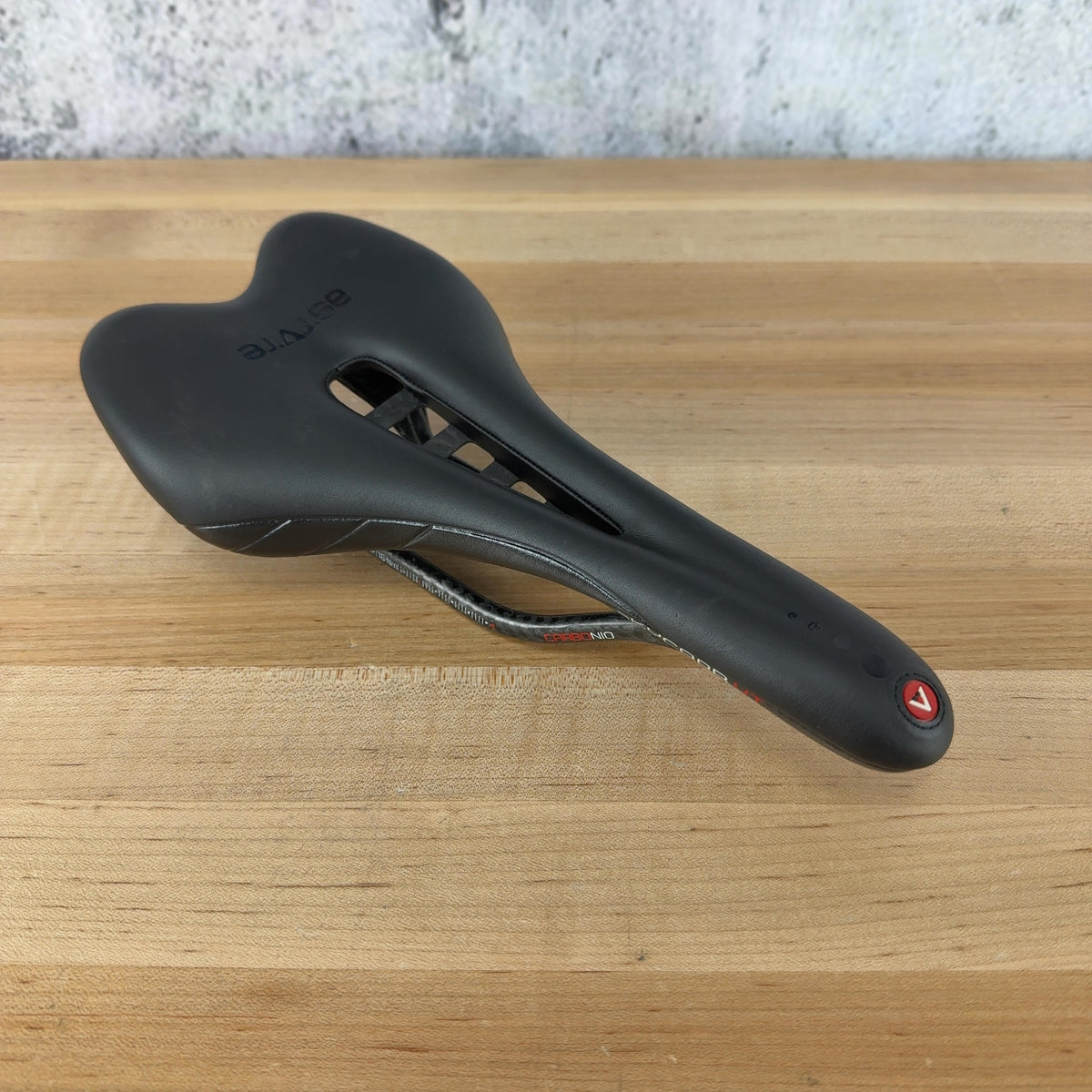 New! Astute Skycarb VT 135mm Black Carbon Bike Saddle 180g — photo 1 of 6