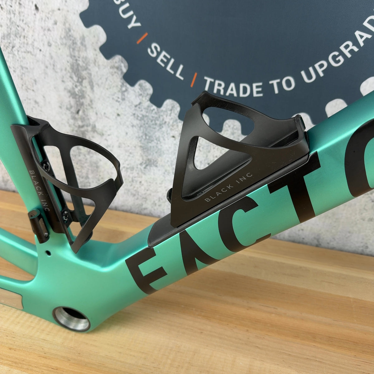 Low Mile! 2025 Factor Monza 52cm Carbon Disc Steel Green UDH Frameset 2750g — photo 9 of 18