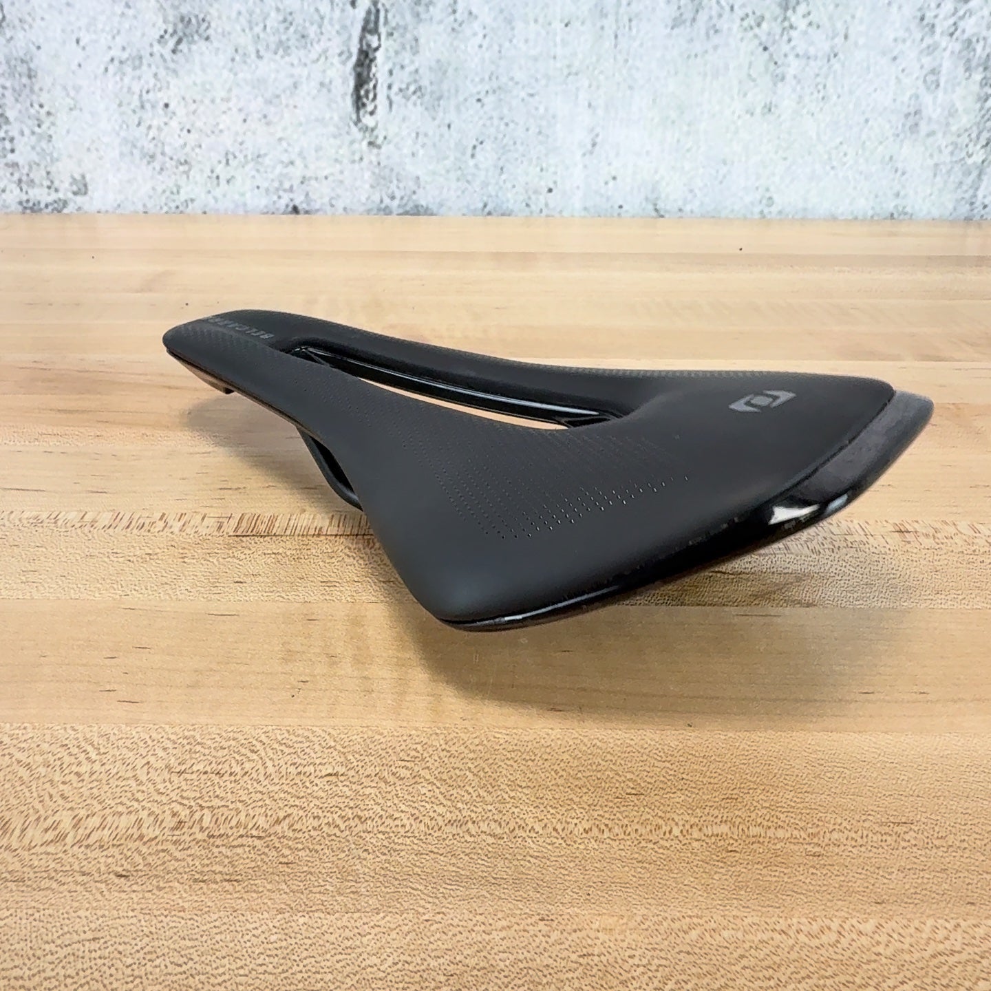 Syncros Belcarra V1.5 Cut Out 140mm Hollow-Ti Rails Bike Saddle 218g