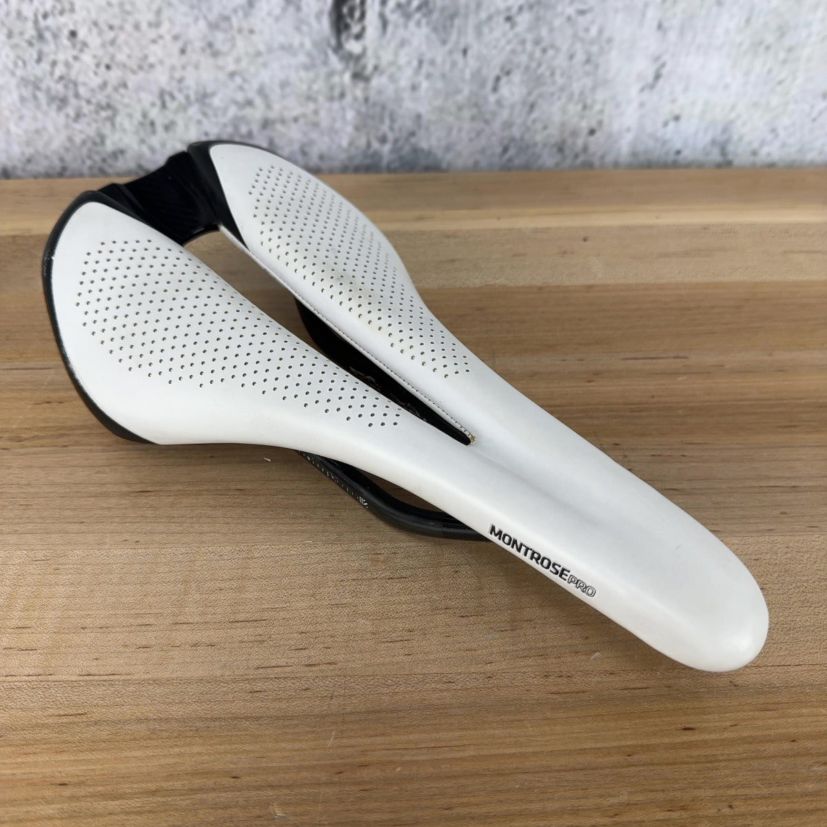 Bontrager Montrose Pro 138mm 7x10mm Carbon Rails White Bike Saddle 174g — photo 1 of 7