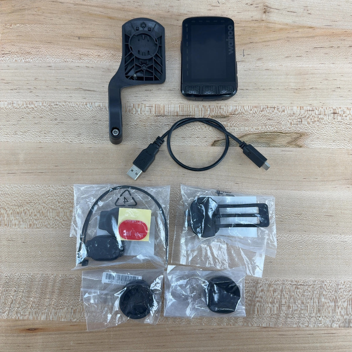 Light Use! Wahoo Element Roam V2 GPS Bike Computer w/ Cadence/Speed Sensors — photo 1 of 5