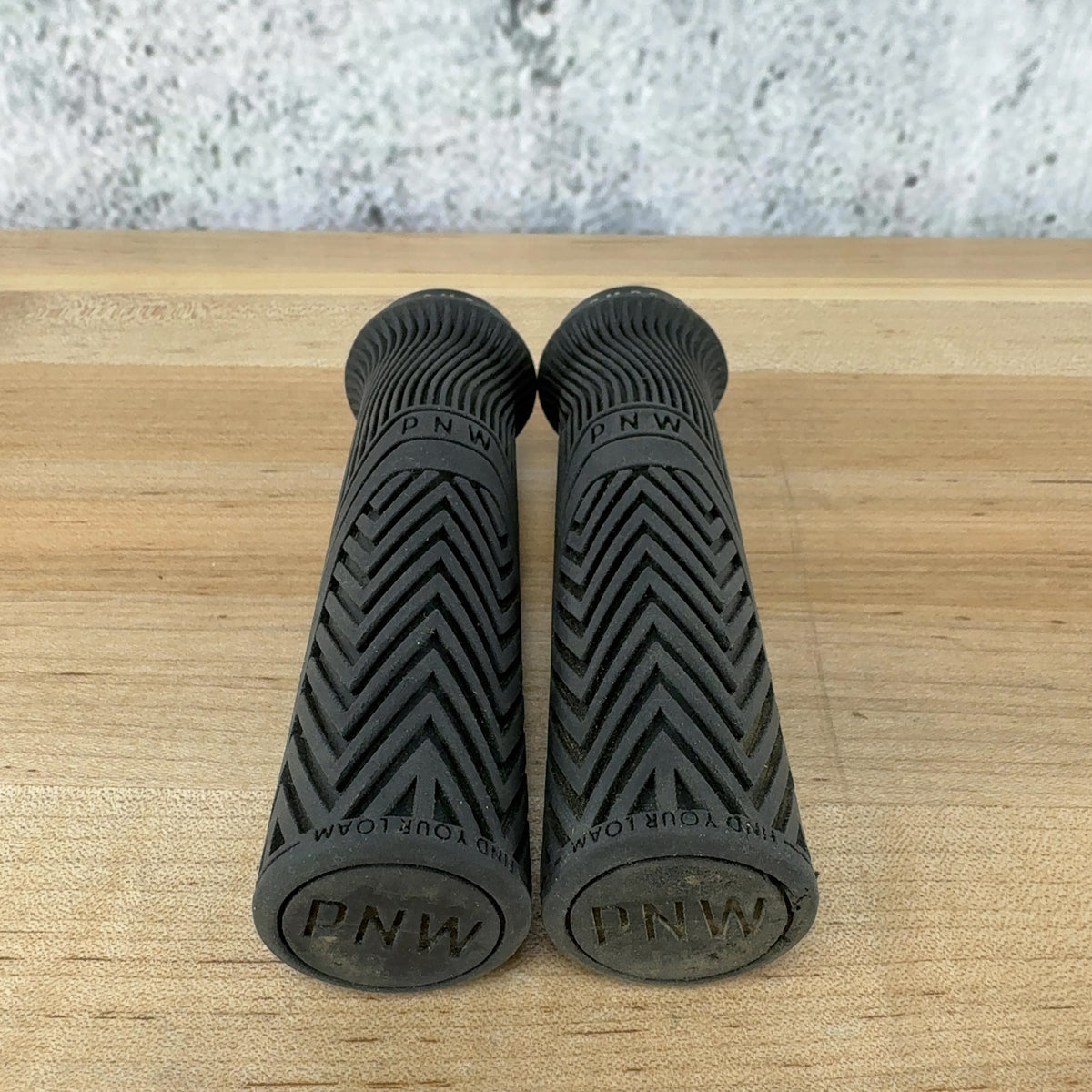 Light Use! PNW Loam Regular Mountain Bike Blackout Black Grips — photo 4 of 4