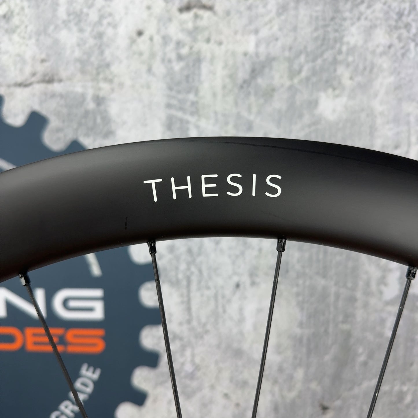 Low Mile! Thesis RCG44 700c Carbon Wheelset
