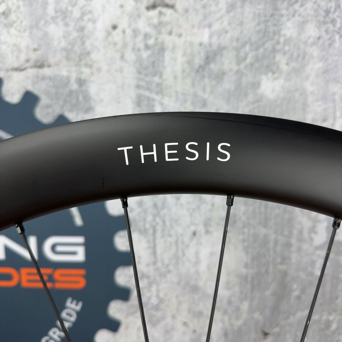 Low Mile! Thesis RCG44 700c Carbon Wheelset