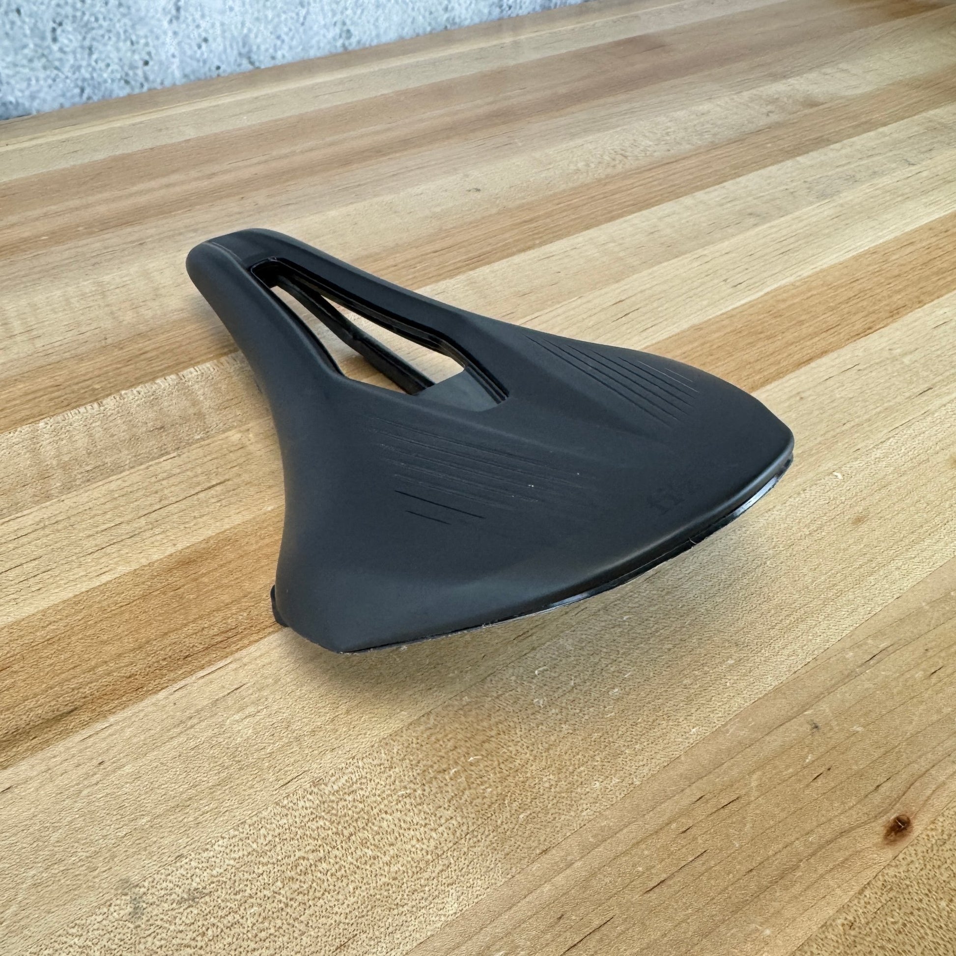 Low Mile! Fizik Argo Vento R1 7x9mm Oval Saddle Rails 150mm Bike Saddle 195g