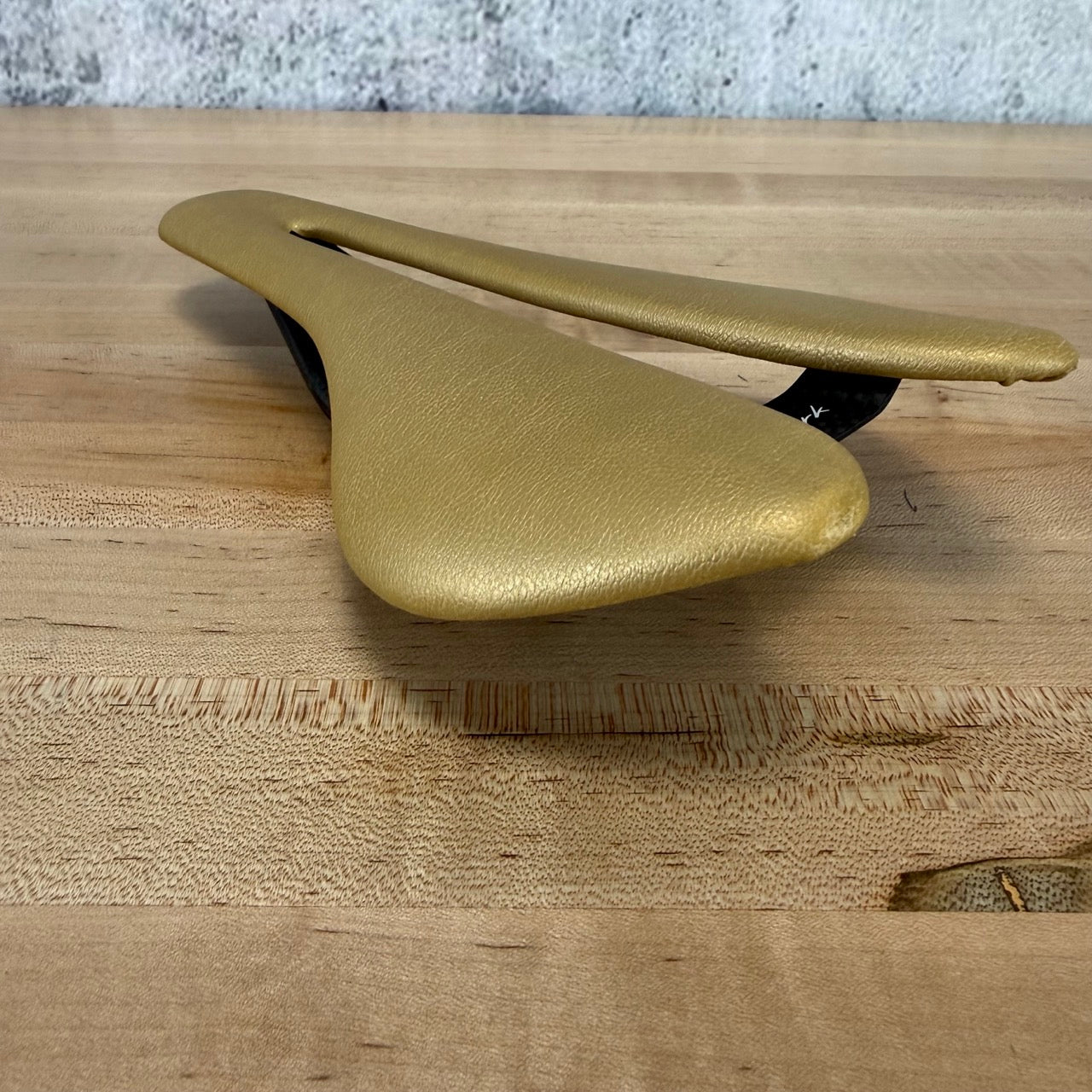 Berk Ploh 143mm 7x9mm Rails Padded Gold Carbon Lightweight Bike Saddle 100g