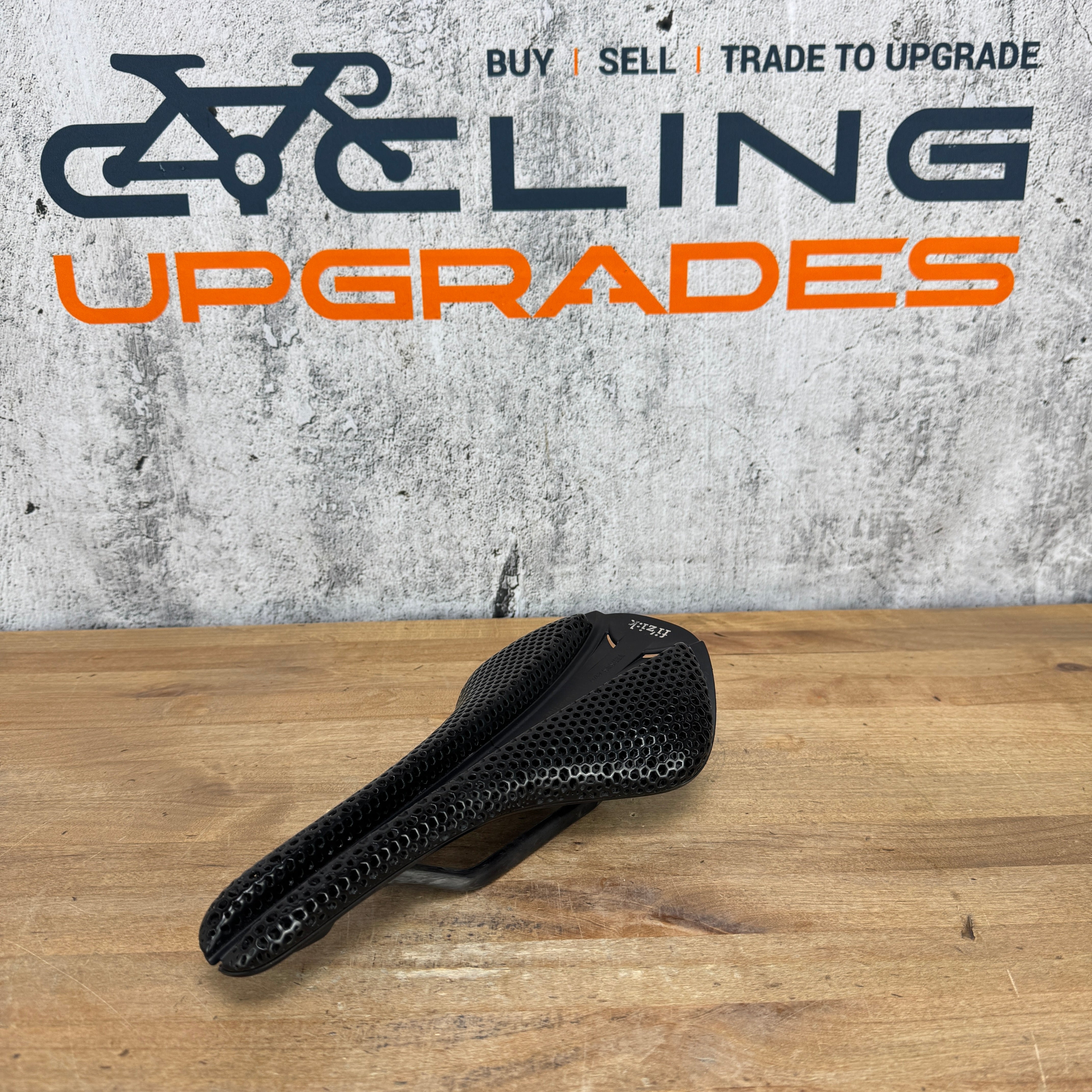 フィジーク　VERSUS evo ADAPTIVE 139㎜ フィジーク ANTARES VERSUS EVO ADAPTIVE 新世代サドルにブラック