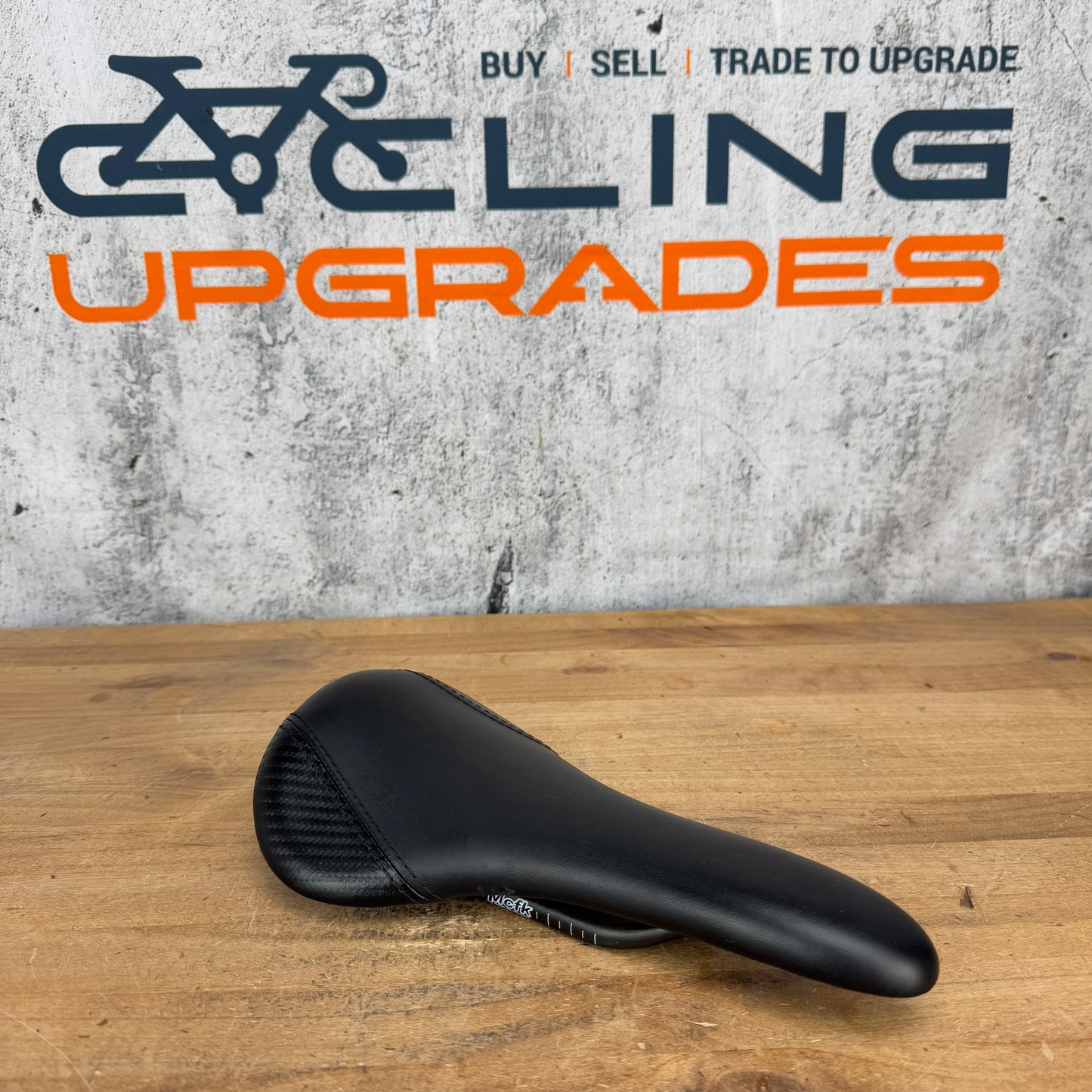 Ridden Once! MCFK Padded 7x9mm Oval Carbon Rails 140mm Saddle 106g