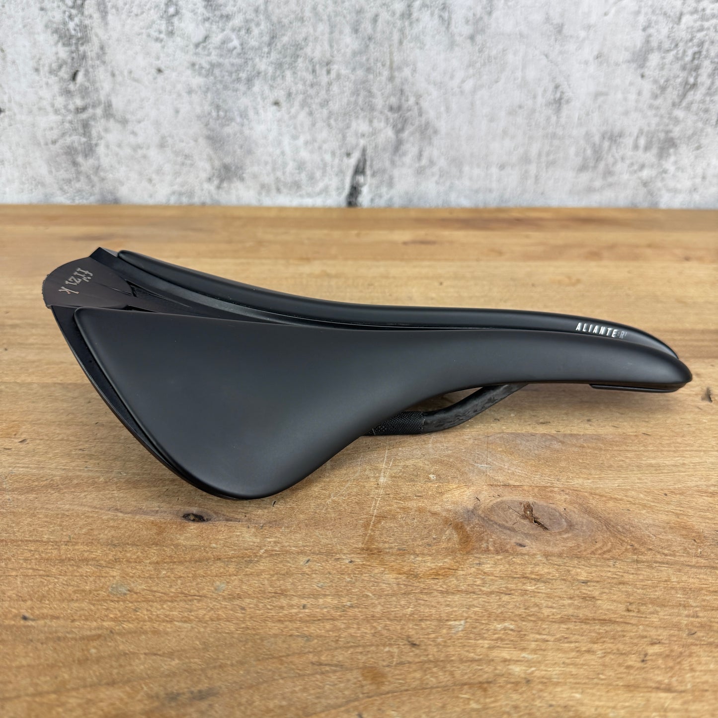 Low Mile! Fizik Aliante R1 Versus EVO Large 152mm Carbon Rails Bike Saddle 198g