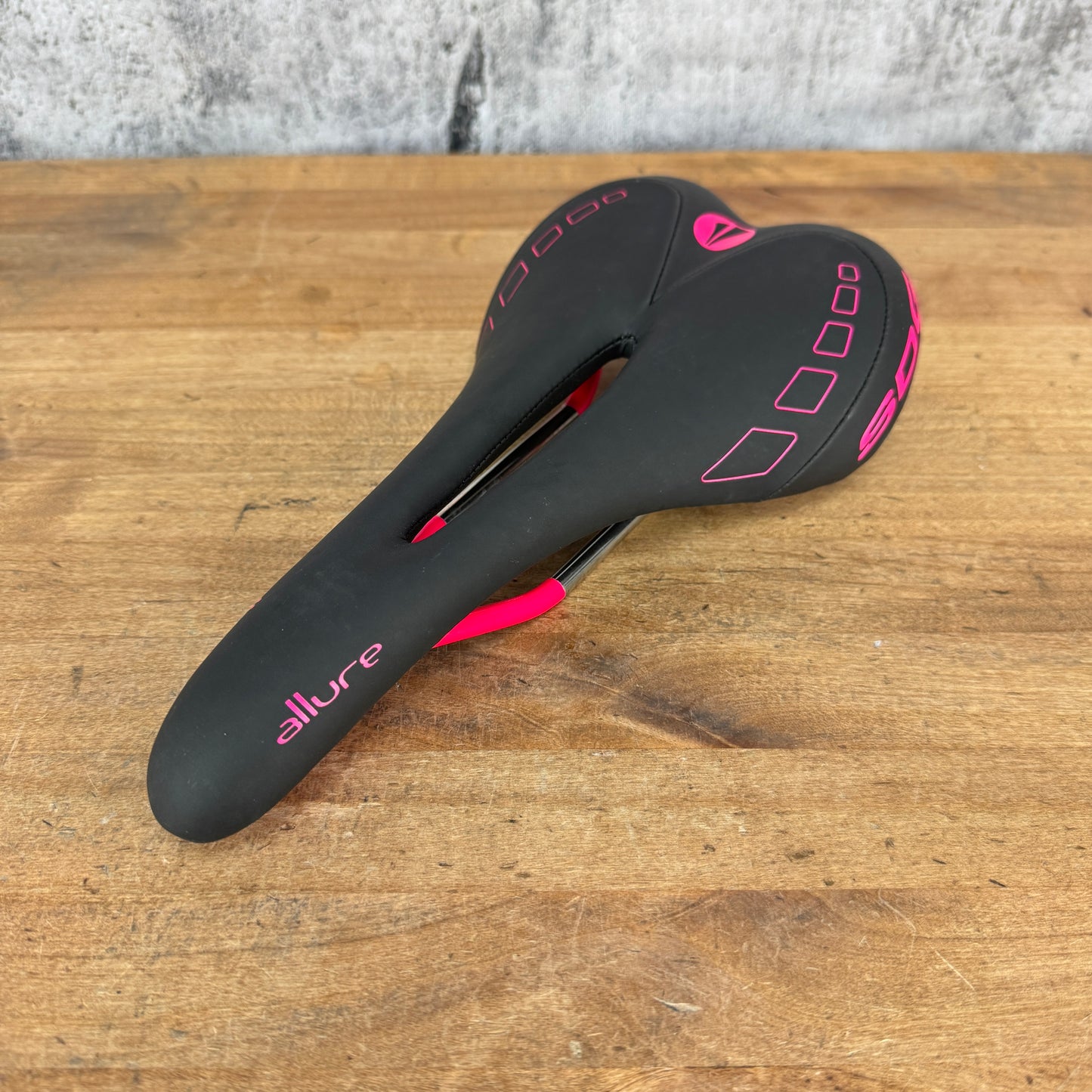 SDG Allure Ti Womens 143mm 7x7mm Titanium Rails Pink Bike Saddle 259g