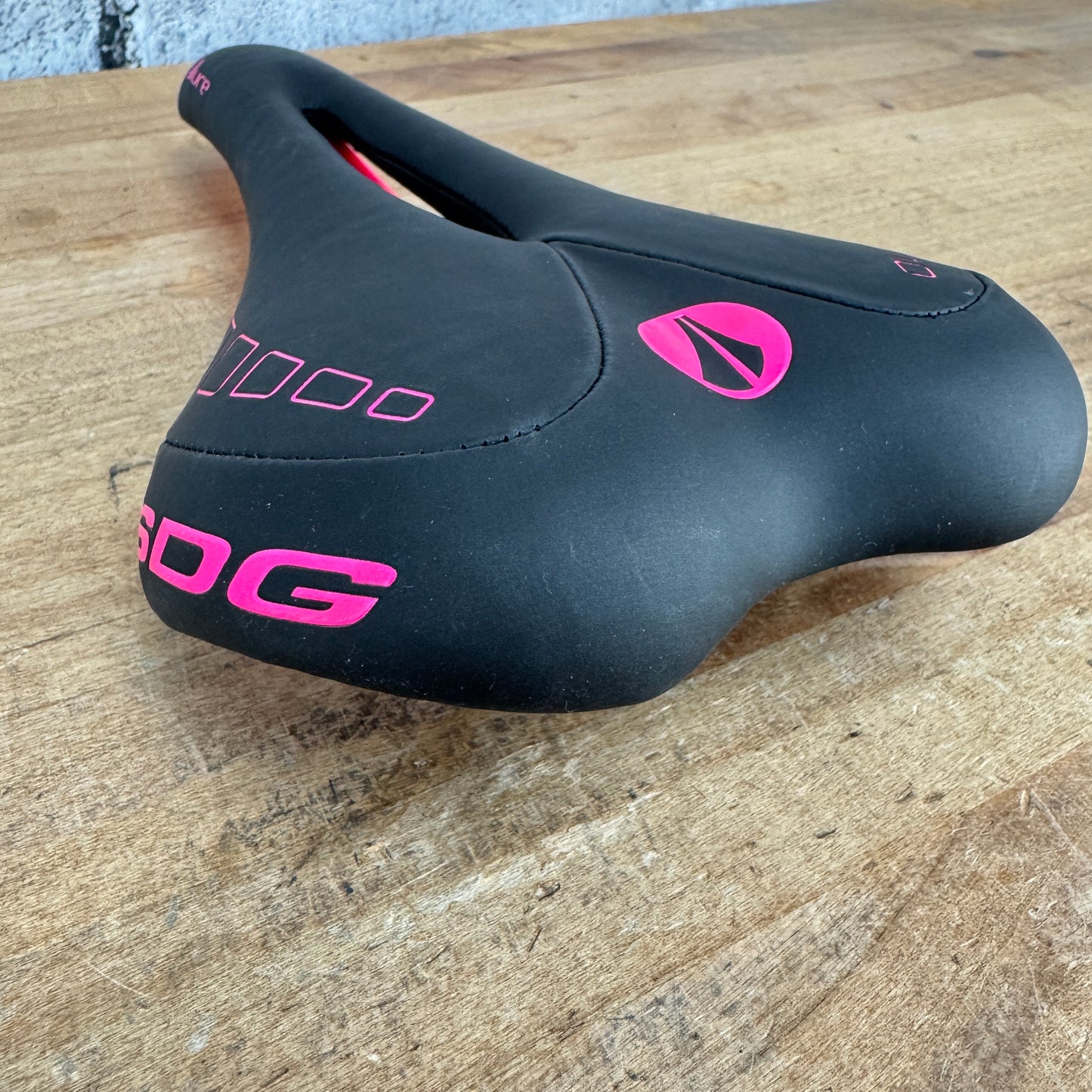SDG Allure Ti Womens 143mm 7x7mm Titanium Rails Pink Bike Saddle 259g