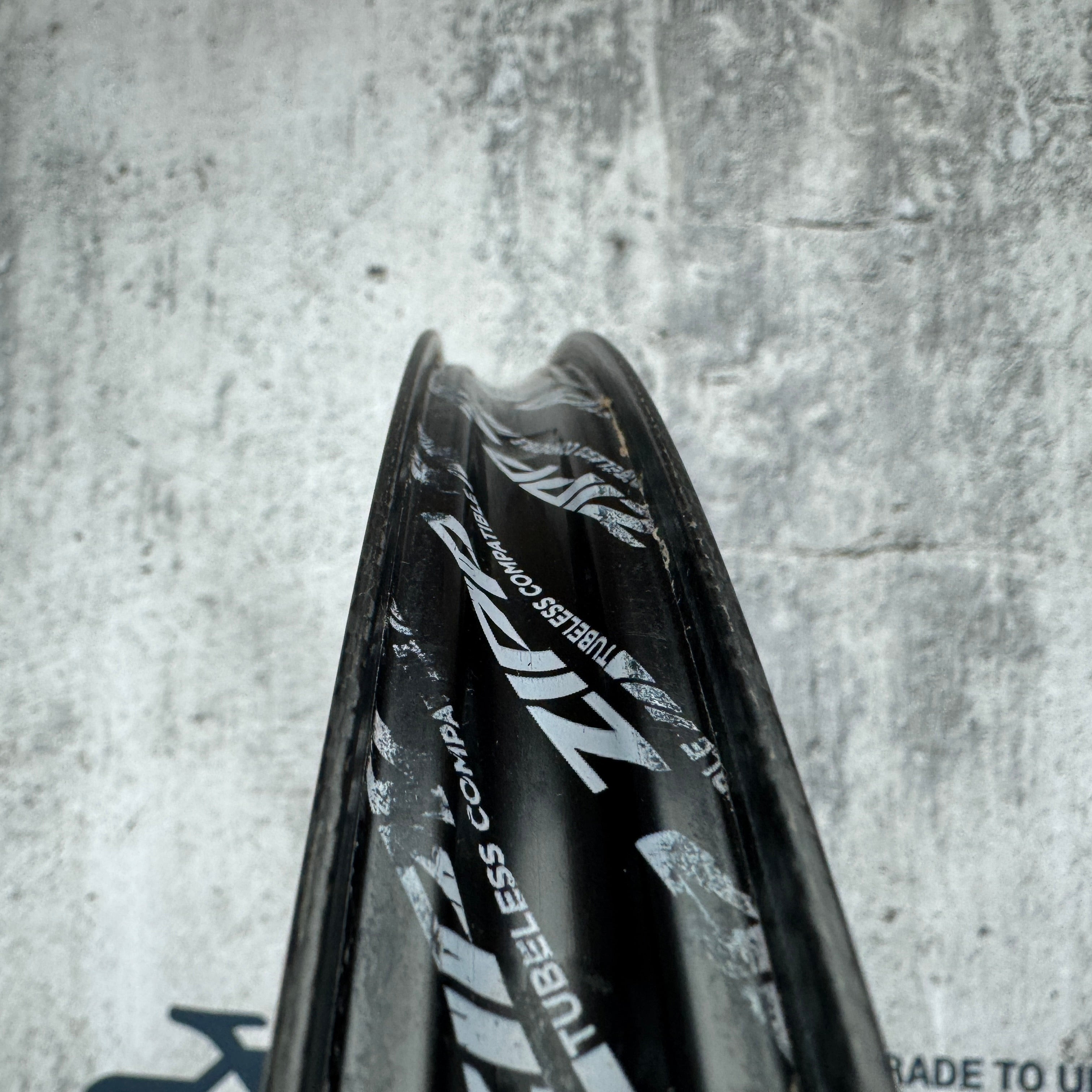【前輪ジャンク】 ZIPP 303s Amazon | ZIPP 303S Tubeless Disc 前のみ | Zipp | ホイール