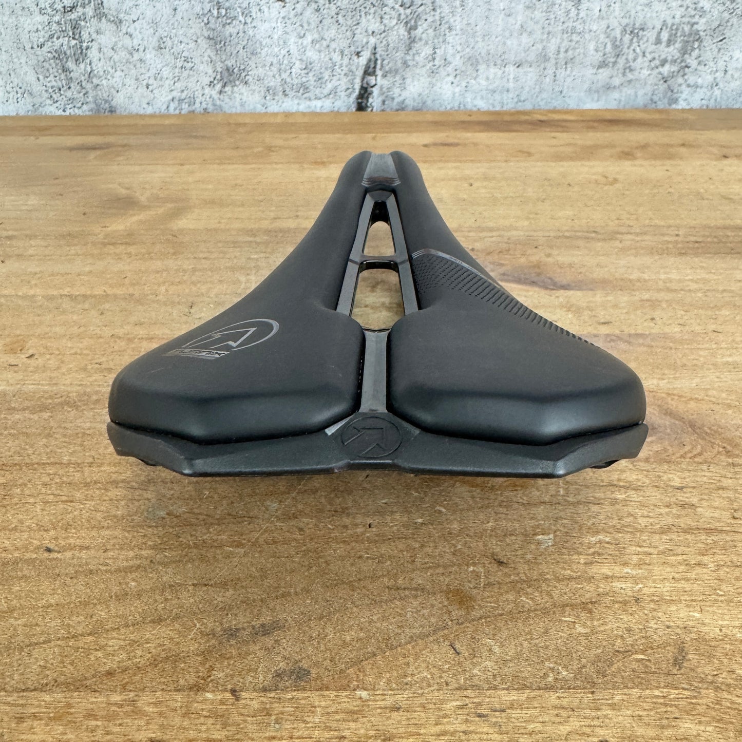 New Takeoff! Shimano Pro Turnix 142mm 7x9mm Carbon Rails Bike Saddle 165g