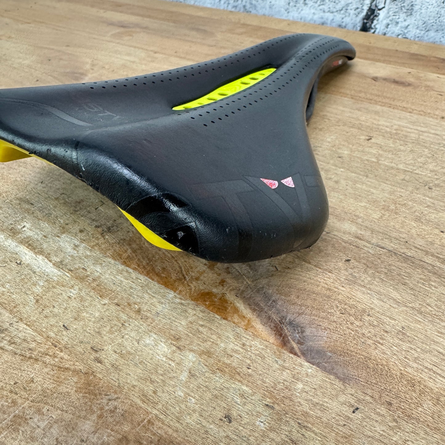 Astute Pilargo Star Carbonio 140mm 7x9mm Carbon Rail Bike Saddle 217g