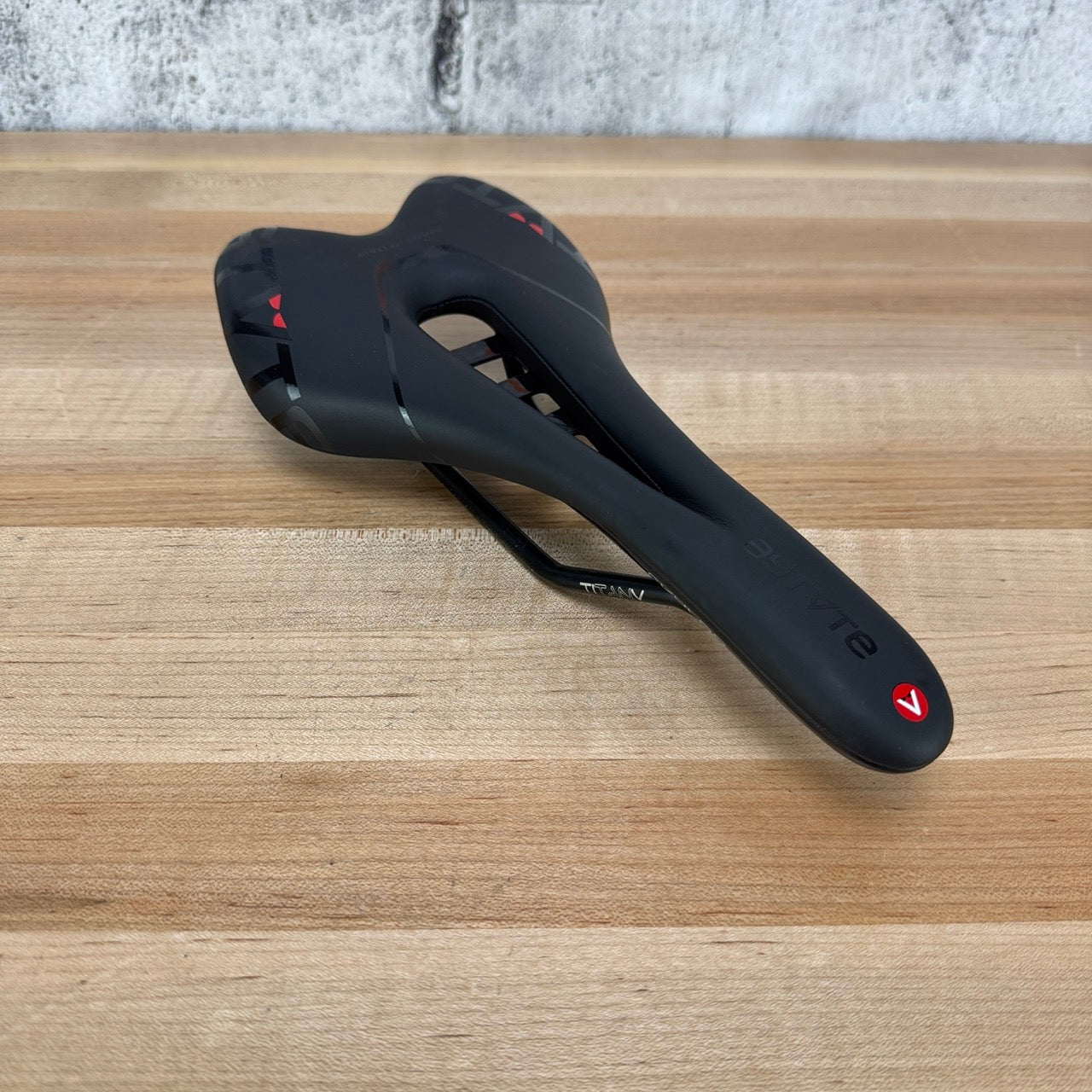 Light Wear Astute SkyLab 135mm TitanV 7x7mm Titanium Rails Bike Saddle