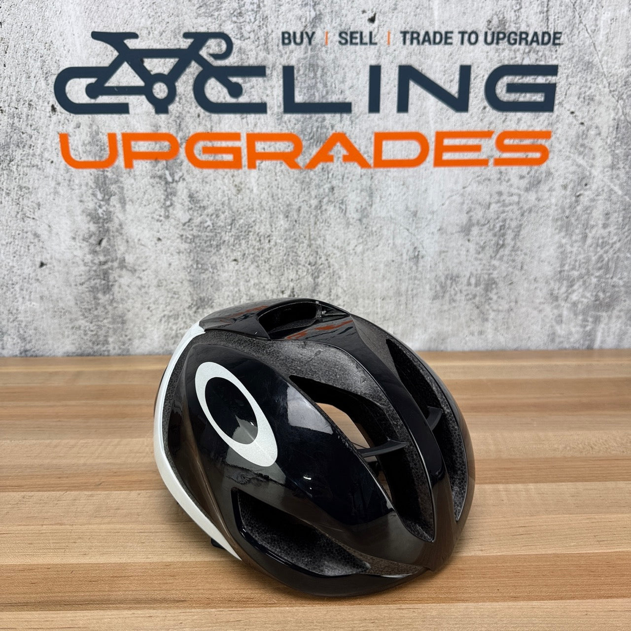 Light Wear Oakley ARO5 XL 58-62cm Gloss Black/White MIPS Cycling Helmet 352g
