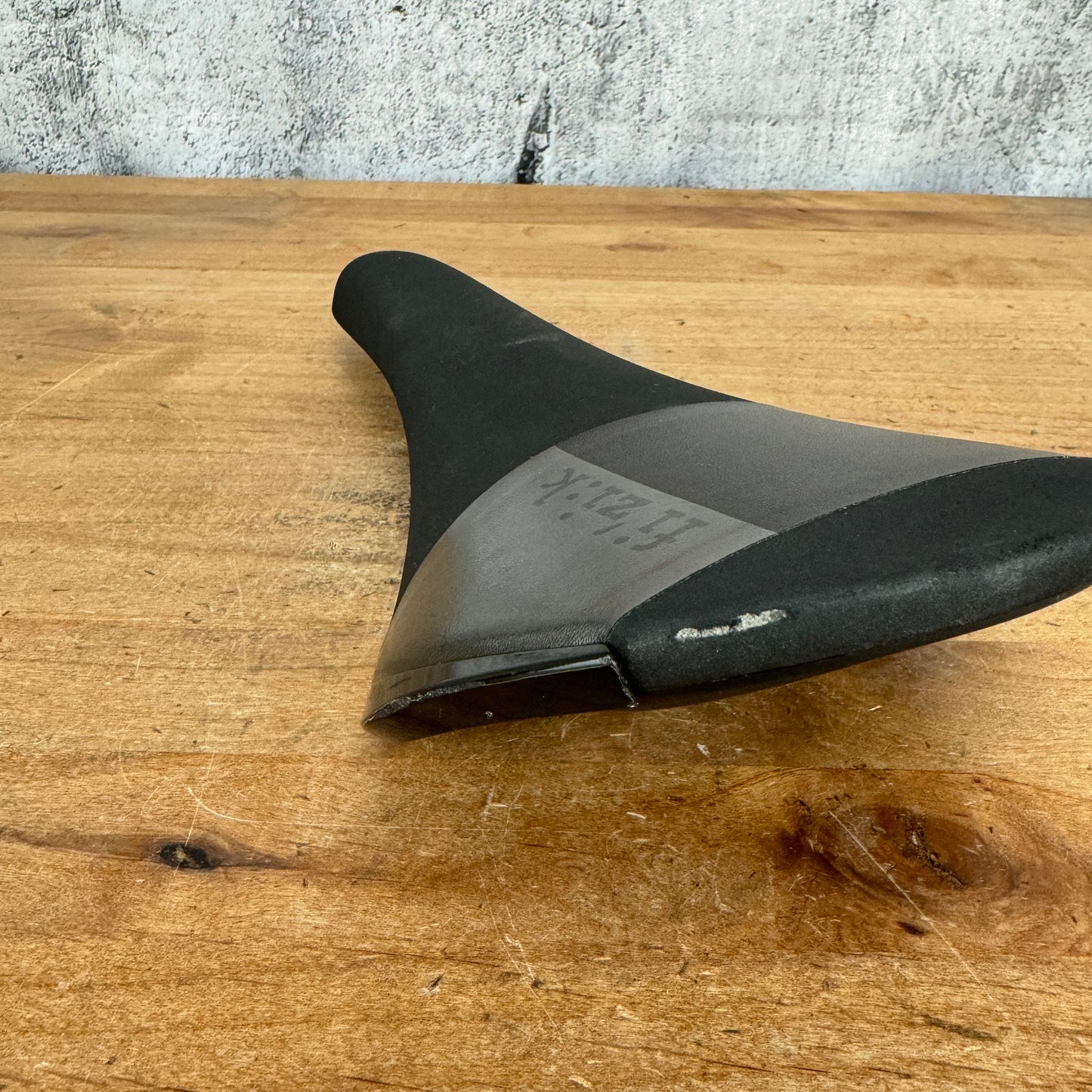Low Mile!  Fizik Aliante R5  Kium 7x7 Alloy Rails 135mm Saddle 225g