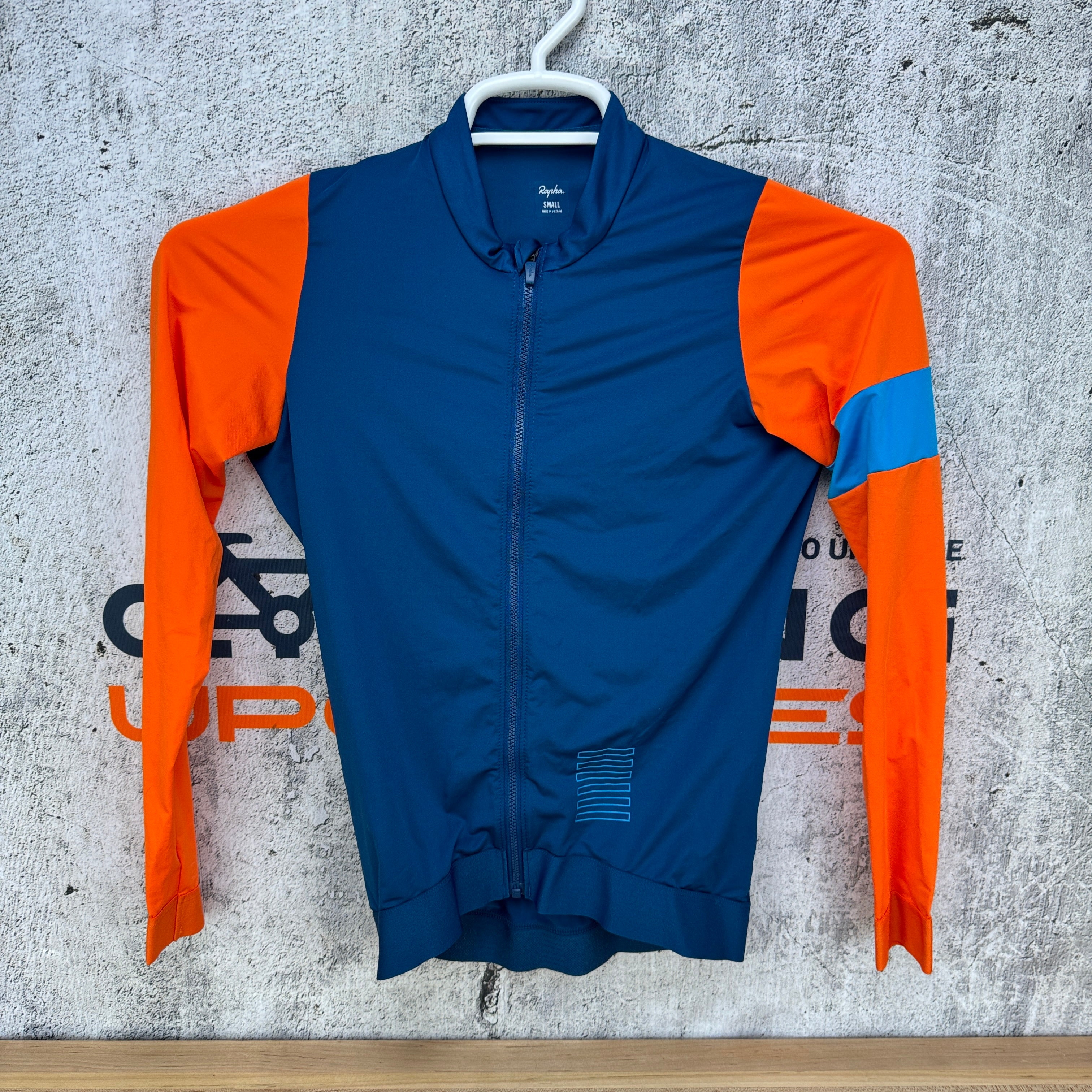 Rapha PRO TEAM トレーニングジャージ 長袖 青/オレンジ Rapha – CyclingUpgrades.com