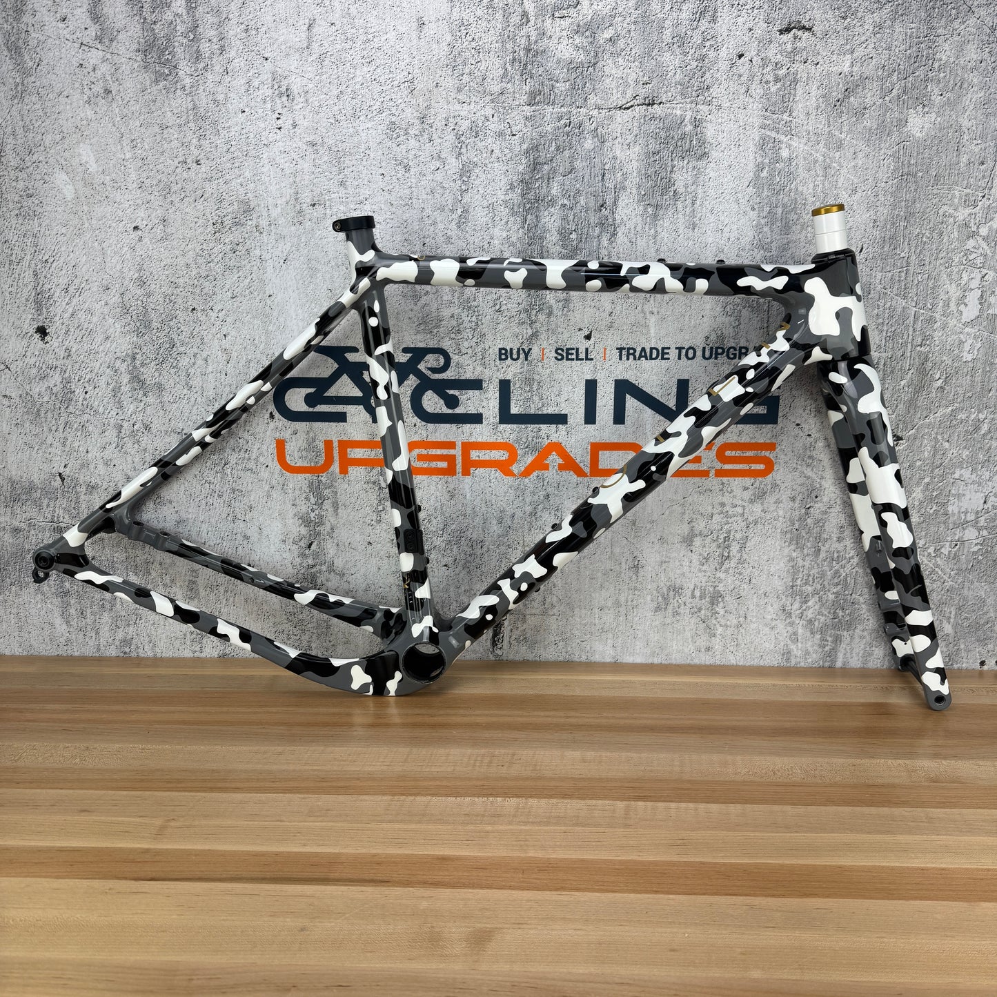Open U.P. Small Black Magic Paint White Camo Disc Carbon Gravel Frameset 1550g