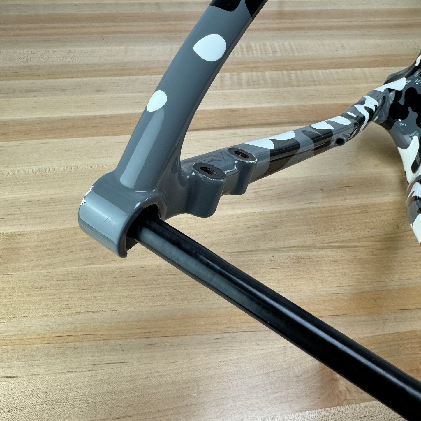 Open U.P. Small Black Magic Paint White Camo Disc Carbon Gravel Frameset 1550g