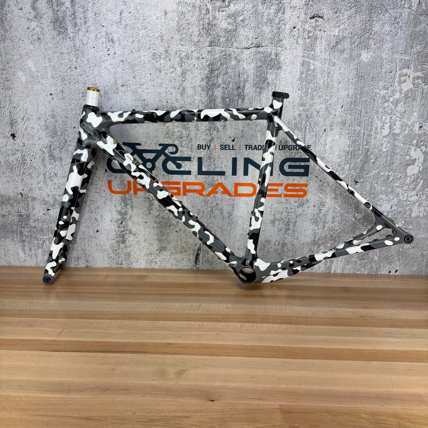 Open U.P. Small Black Magic Paint White Camo Disc Carbon Gravel Frameset 1550g